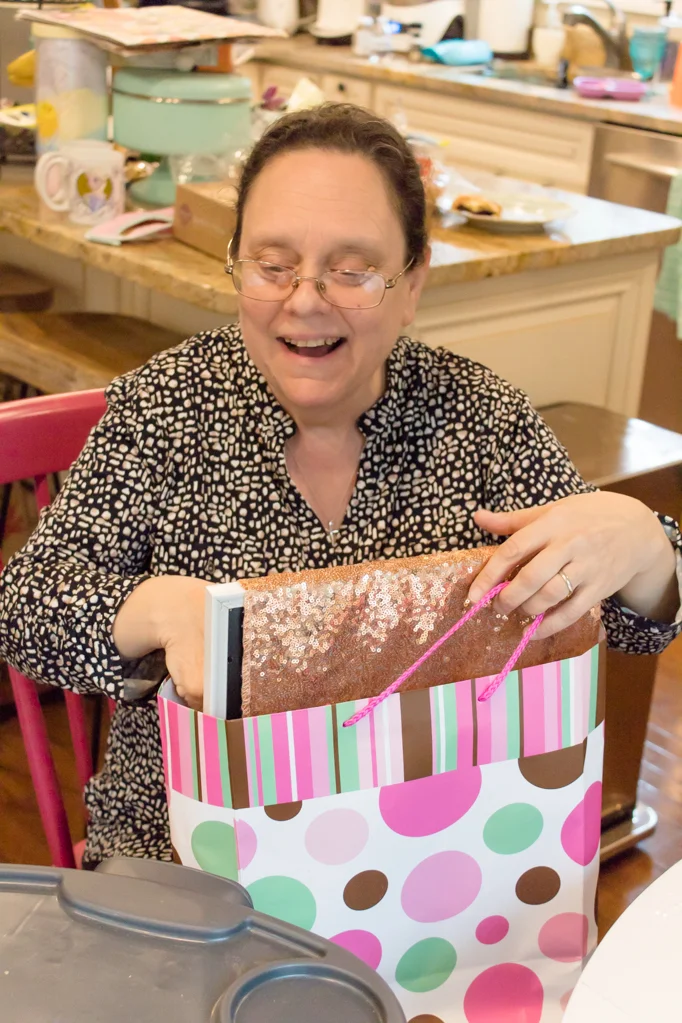 Looking for a gift that your baby can make? Check out how to create this mess-free painting that your little one can make using their hands, feet, or their bouncer! It’s the perfect mother’s day gift too! Click to see how easy it is. #babysensoryplay #babypainting #nomessartwork