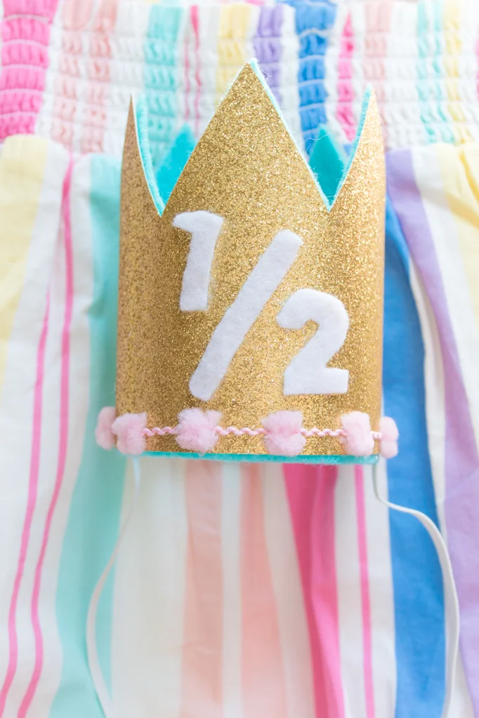 Everyone’s birthday is better with a crown! This DIY glitter birthday crown is super easy to make and even includes a free template. Whip one up, then get your camera ready – your baby it’s gonna look amazing! Click for the full DIY and the free printable. #DIYCrown #BirthdayCrown #firstBirthday