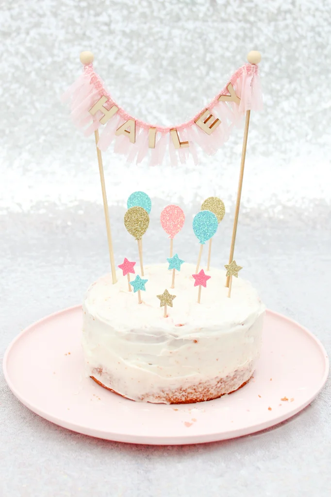 Setting up for a DIY cake smash photoshoot doesn’t have to be hard! Find out how I set up without a backdrop stand or external lights, plus my tips for setting up easily and editing quickly! #diycakesmash #cakesmashphotoshoot #cakesmashideas #cakesmashgirl