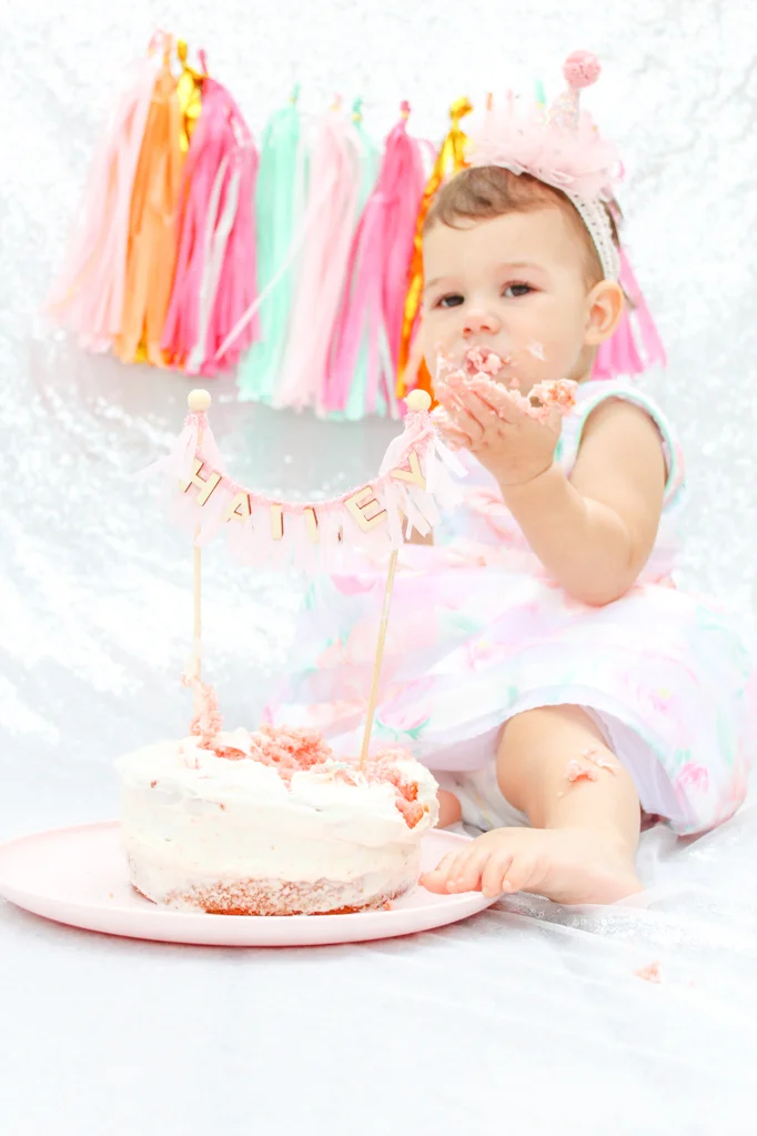 Setting up for a DIY cake smash photoshoot doesn’t have to be hard! Find out how I set up without a backdrop stand or external lights, plus my tips for setting up easily and editing quickly! #diycakesmash #cakesmashphotoshoot #cakesmashideas #cakesmashgirl
