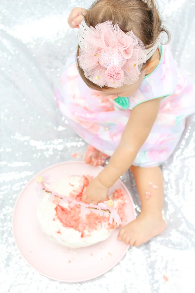 Setting up for a DIY cake smash photoshoot doesn’t have to be hard! Find out how I set up without a backdrop stand or external lights, plus my tips for setting up easily and editing quickly! #diycakesmash #cakesmashphotoshoot #cakesmashideas #cakesmashgirl