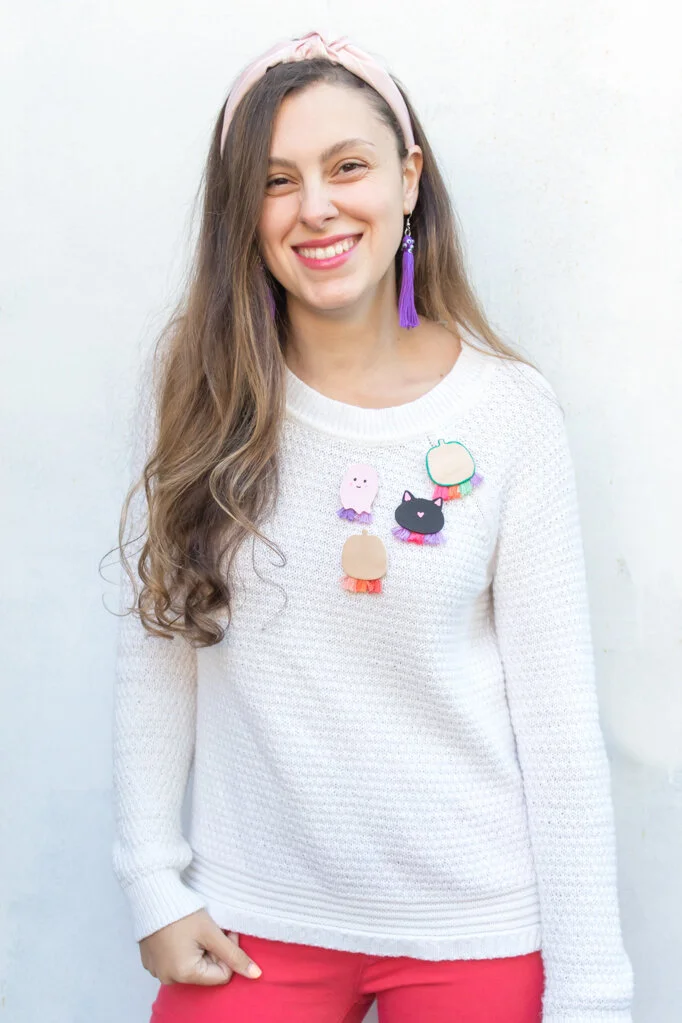 This little pin is perfect for Halloween but can also be adapted to basic fall colors! It would also be really fun to make for your child’s teacher or a coworker that loves fall. #halloweenpin #halloweenaccessoriesdiy #pumpkintassels
