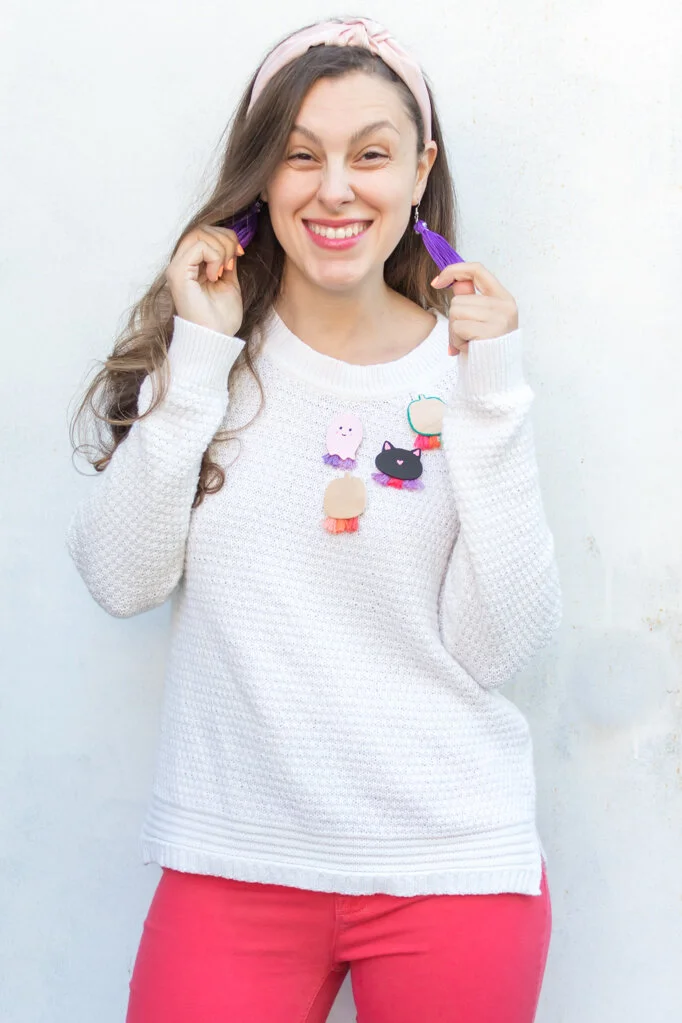This little pin is perfect for Halloween but can also be adapted to basic fall colors! It would also be really fun to make for your child’s teacher or a coworker that loves fall. #halloweenpin #halloweenaccessoriesdiy #pumpkintassels