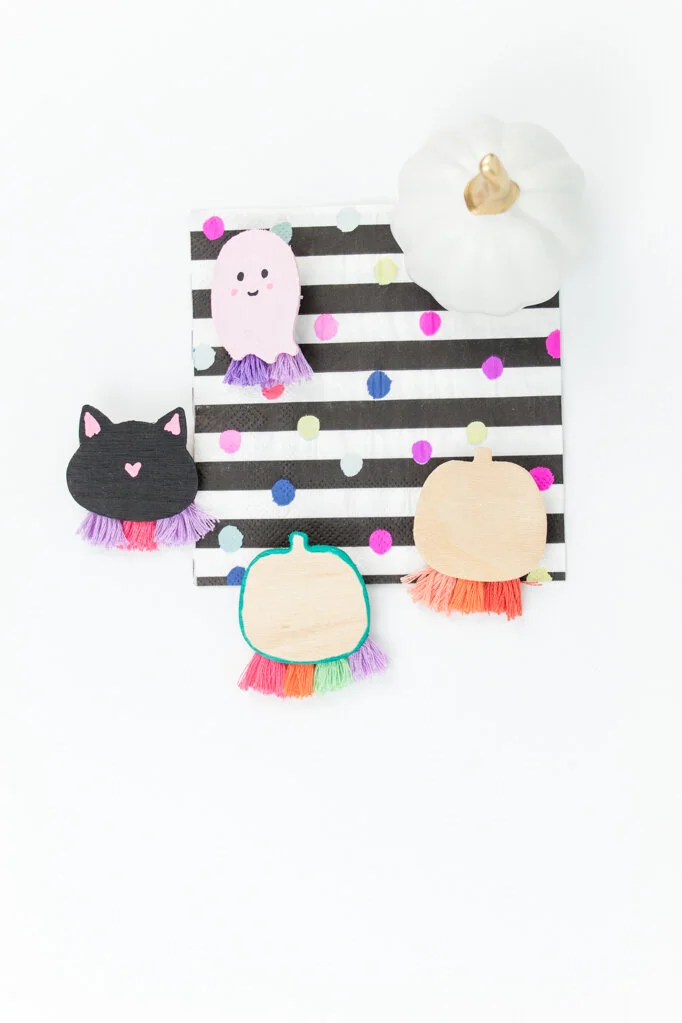 This little pin is perfect for Halloween but can also be adapted to basic fall colors! It would also be really fun to make for your child’s teacher or a coworker that loves fall. #halloweenpin #halloweenaccessoriesdiy #pumpkintassels