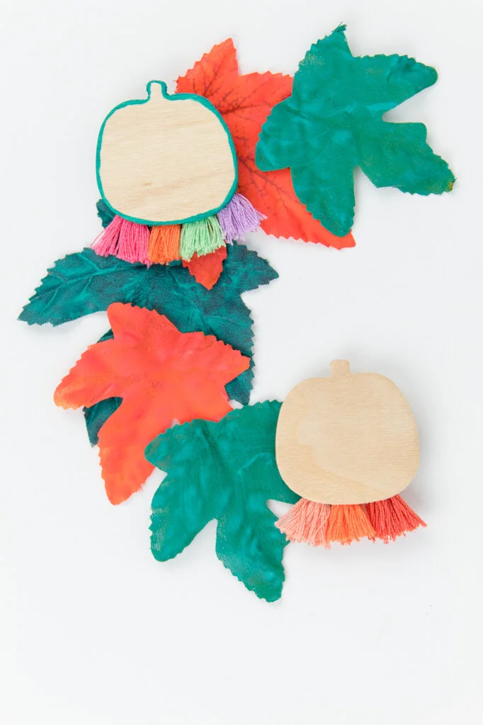 This little pin is perfect for Halloween but can also be adapted to basic fall colors! It would also be really fun to make for your child’s teacher or a coworker that loves fall. #halloweenpin #halloweenaccessoriesdiy #pumpkintassels