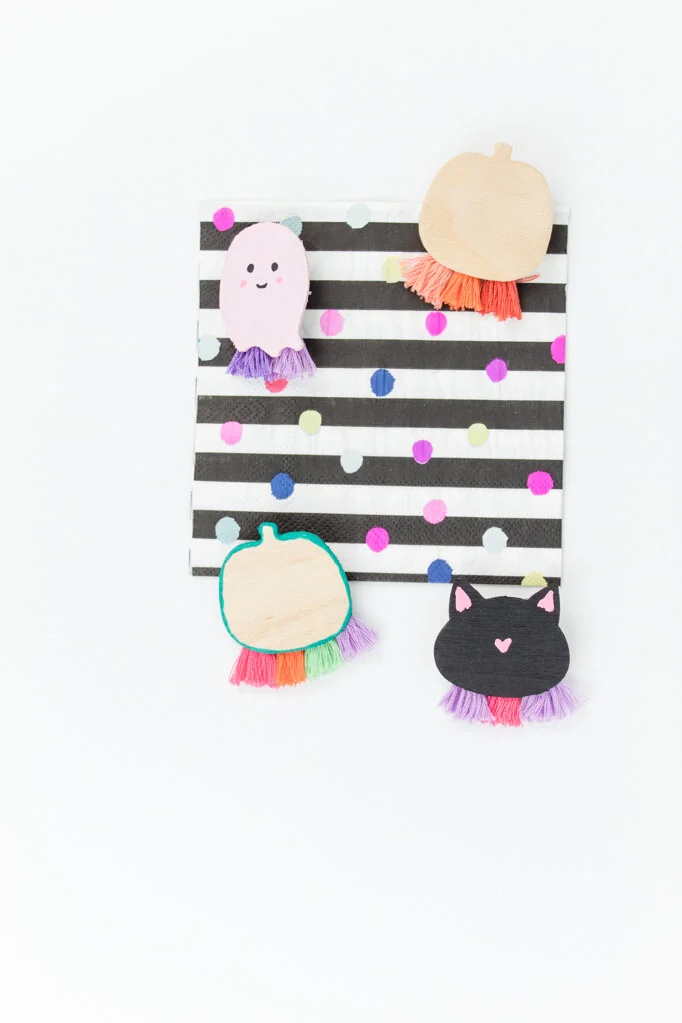 This little pin is perfect for Halloween but can also be adapted to basic fall colors! It would also be really fun to make for your child’s teacher or a coworker that loves fall. #halloweenpin #halloweenaccessoriesdiy #pumpkintassels