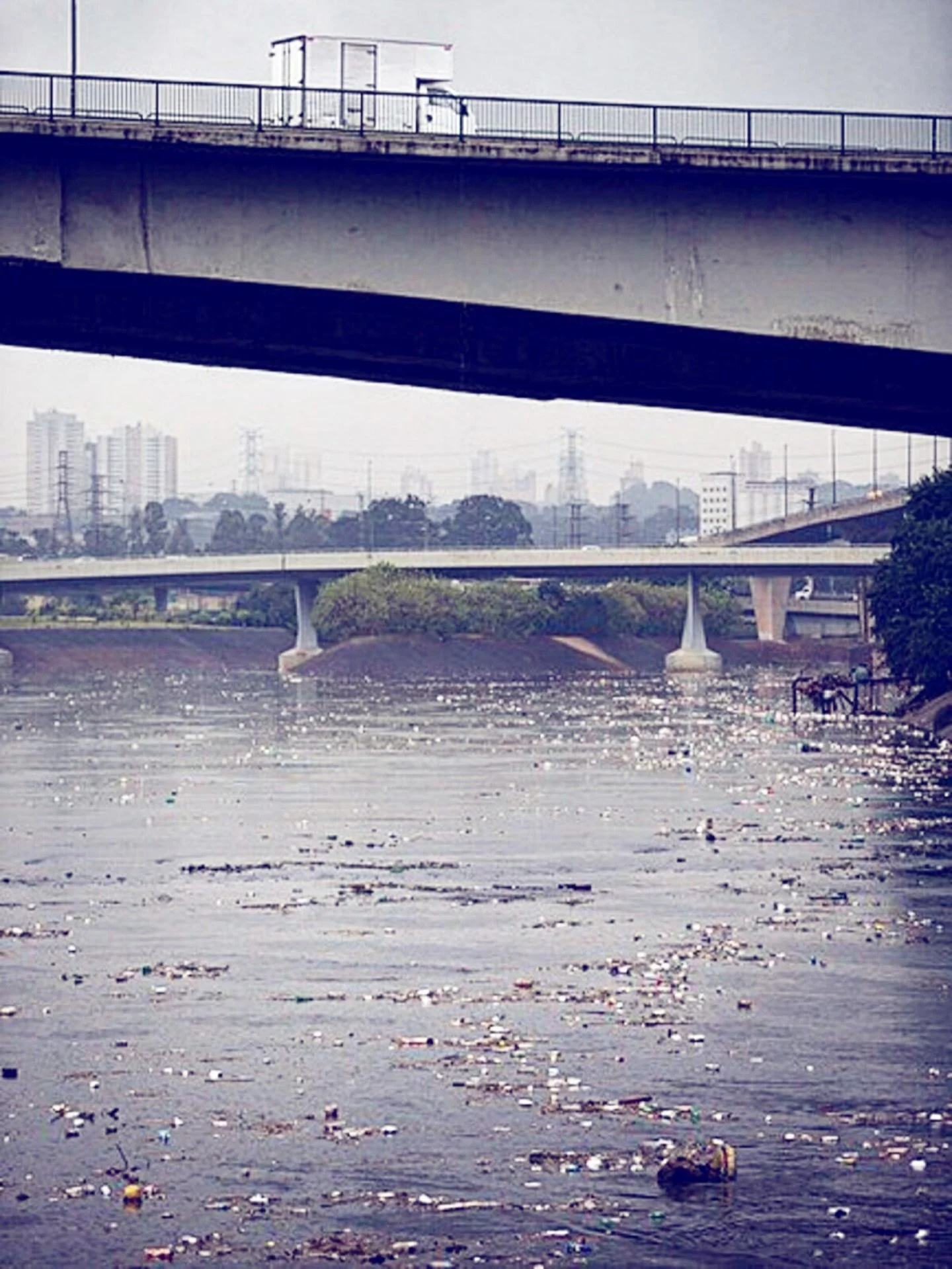 O Guardi&atilde;s do Mar traz um olhar urgente para o que est&aacute; acontecendo em S&atilde;o Paulo e com o Rio Tiet&ecirc;. 🌊♻️

Com as fortes chuvas, o rio foi tomado por uma verdadeira correnteza de lixo. Res&iacute;duos pl&aacute;sticos, entul