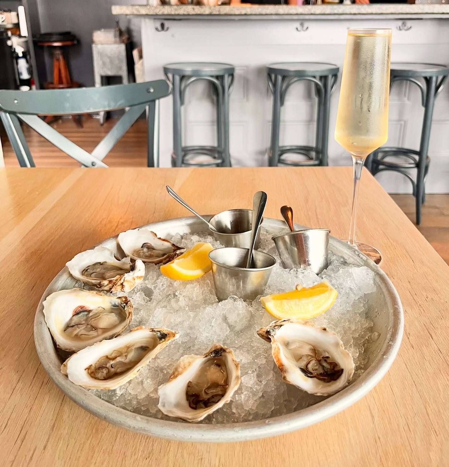 Oysters and champagne is literally the best combo🦪🥂
&bull;
&bull;
&bull;
&bull;
#featherandwedge #newengland #restaurant #rockportma #capeannma #northshorema #oceanviews #restaurantbythesea #summervibes #oystersandchampagne