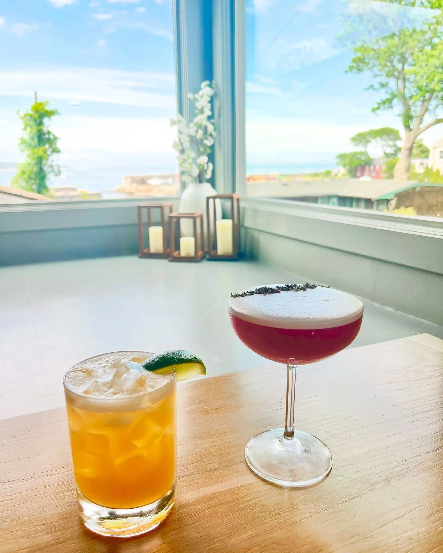 Cocktails with ocean views! 🌊🍹
&bull;
&bull;
&bull;
&bull;
#featherandwedge #newengland #restaurant #rockportma #capeannma #northshorema #oceanviews #restaurantbythesea