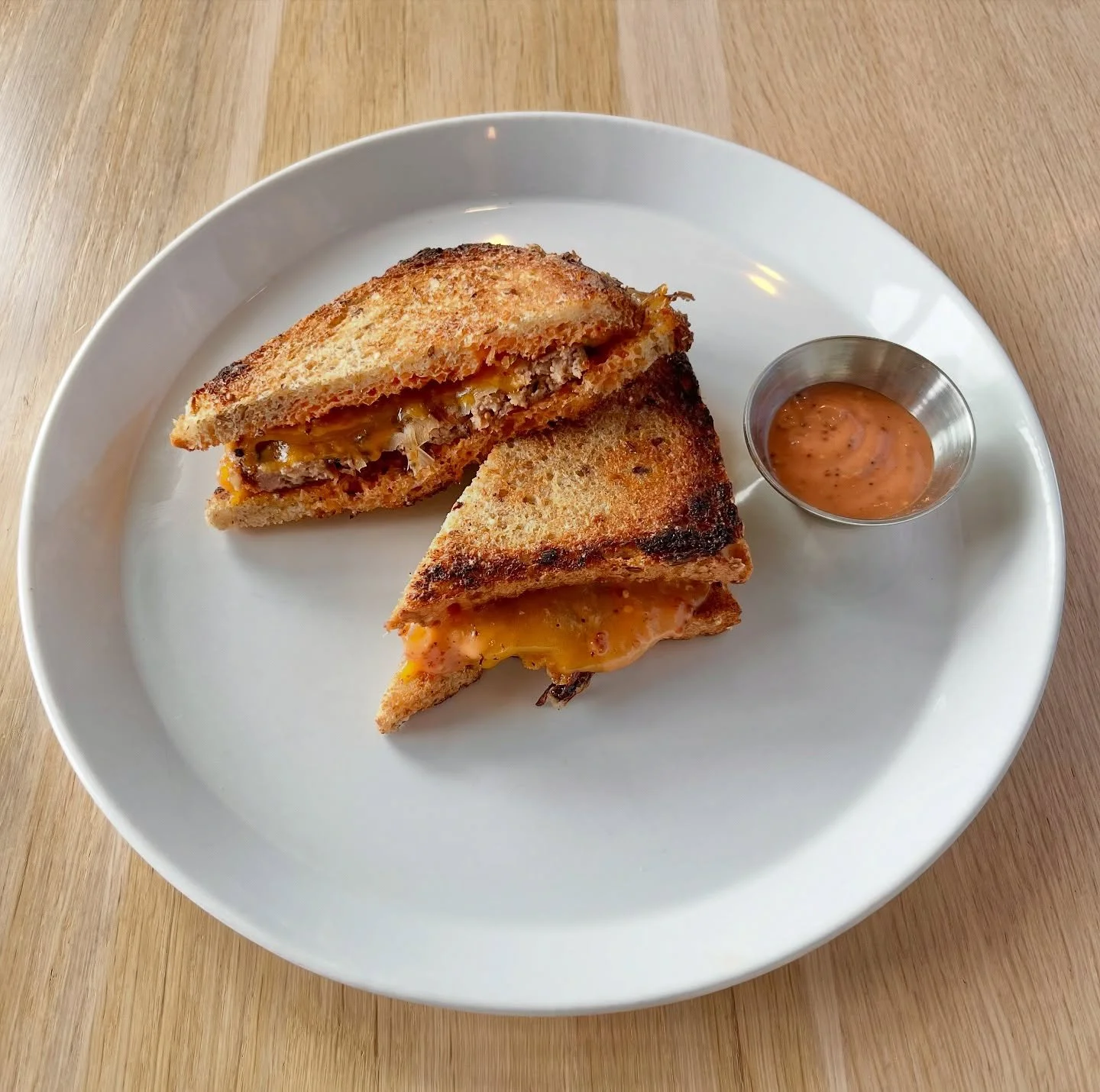 From our lunch menu! 

Our ooey-gooey patty melt!
Made with our wagyu house blend, cheddar cheese, and delicious fancy sauce🤤

Now open for lunch Fri-Sun 12-3pm! 
&bull;
&bull;
&bull;
&bull;
#featherandwedge #newengland #restaurant #rockportma #cape