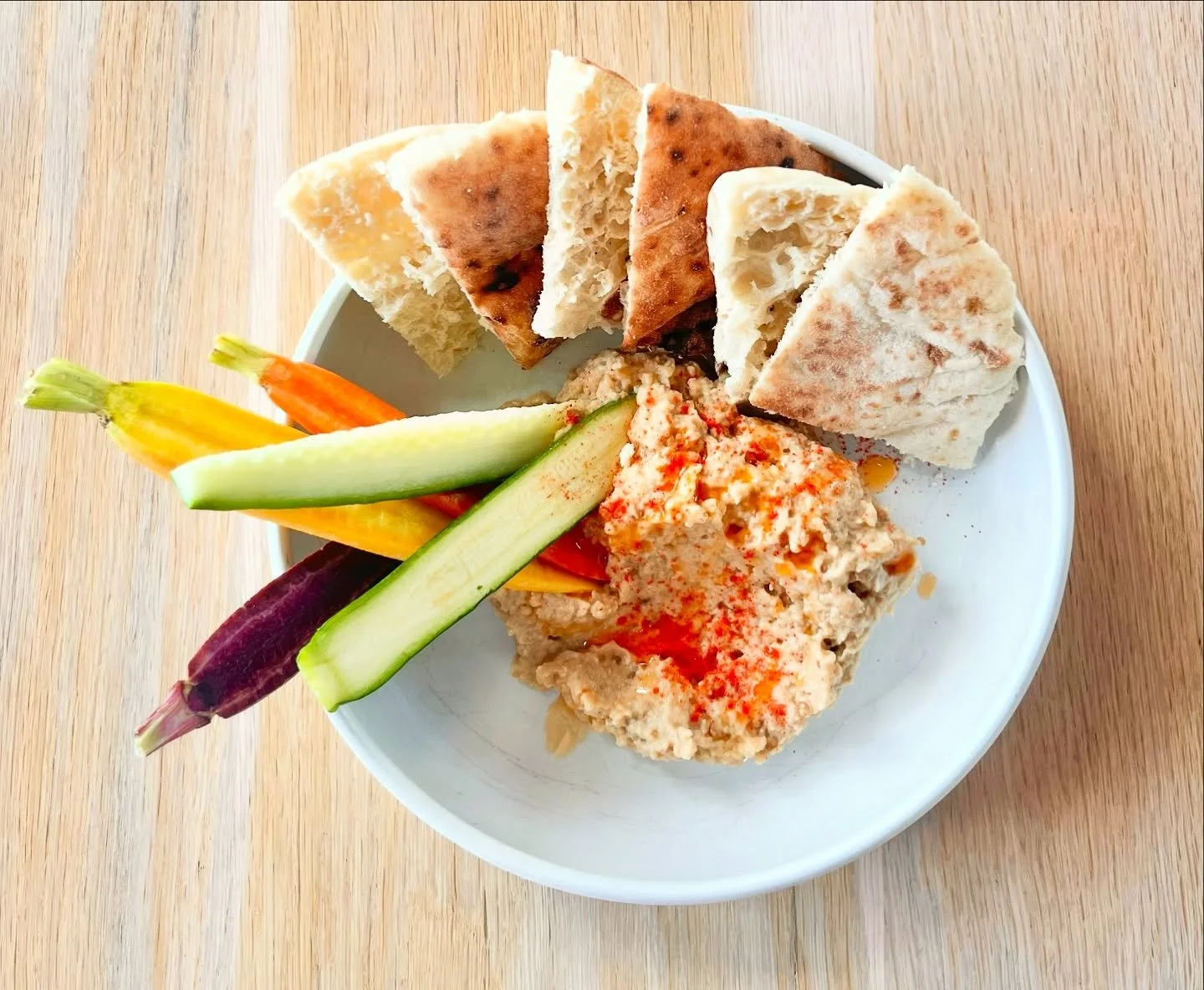 The perfect shareable plate!

Our Baba Ghanoush with baby vegetable crudit&eacute;s and soft pita😍
&bull;
&bull;
&bull;
&bull;
#featherandwedge #newengland #restaurant #rockportma #capeannma #northshorema #oceanviews #restaurantbythesea #babaghanous