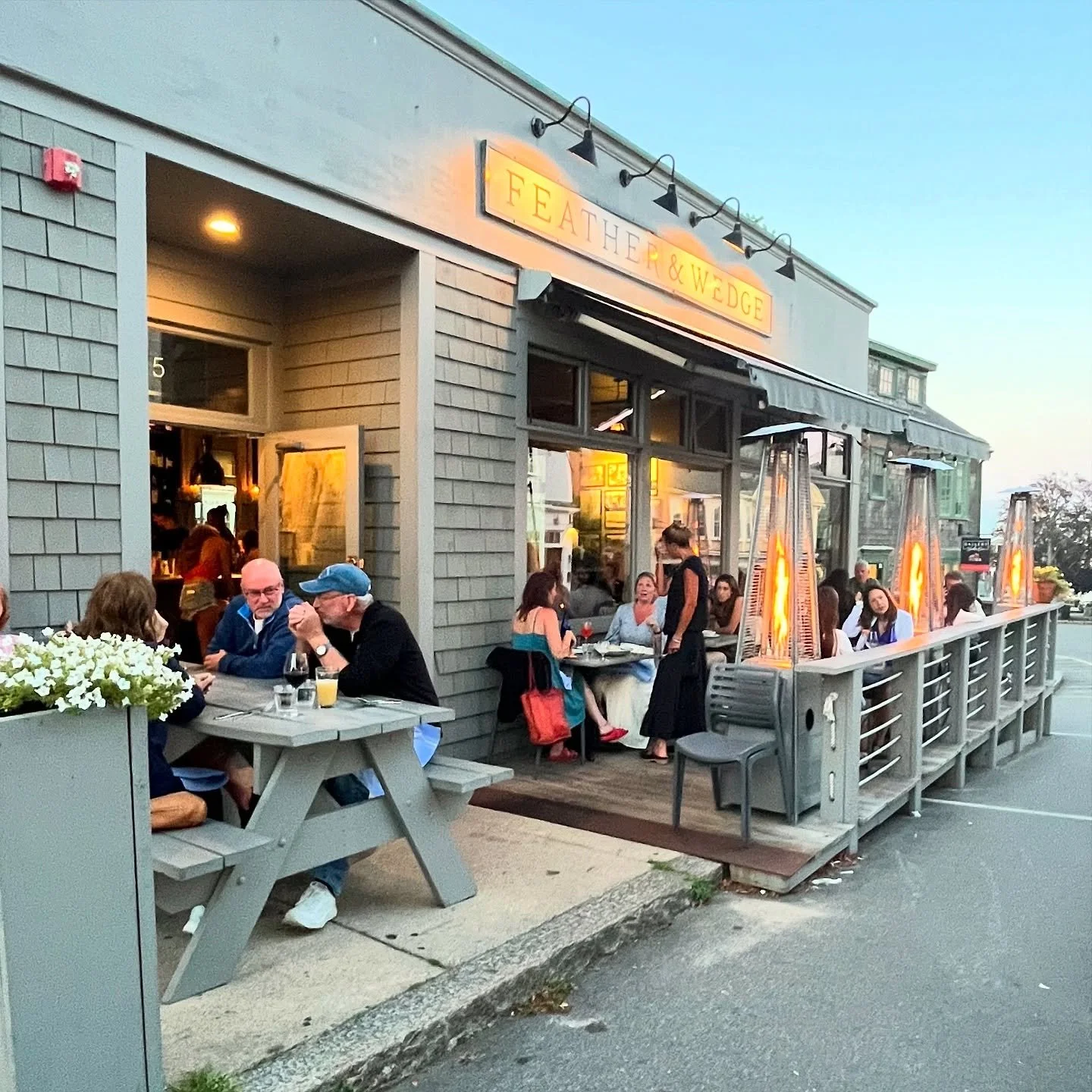 This is the perfect weather to sit outside😍
&bull;
&bull;
&bull;
&bull;
#featherandwedge #newengland #restaurant #rockportma #capeannma #northshorema #oceanviews #restaurantbythesea #outdoordining #60sandsunny
