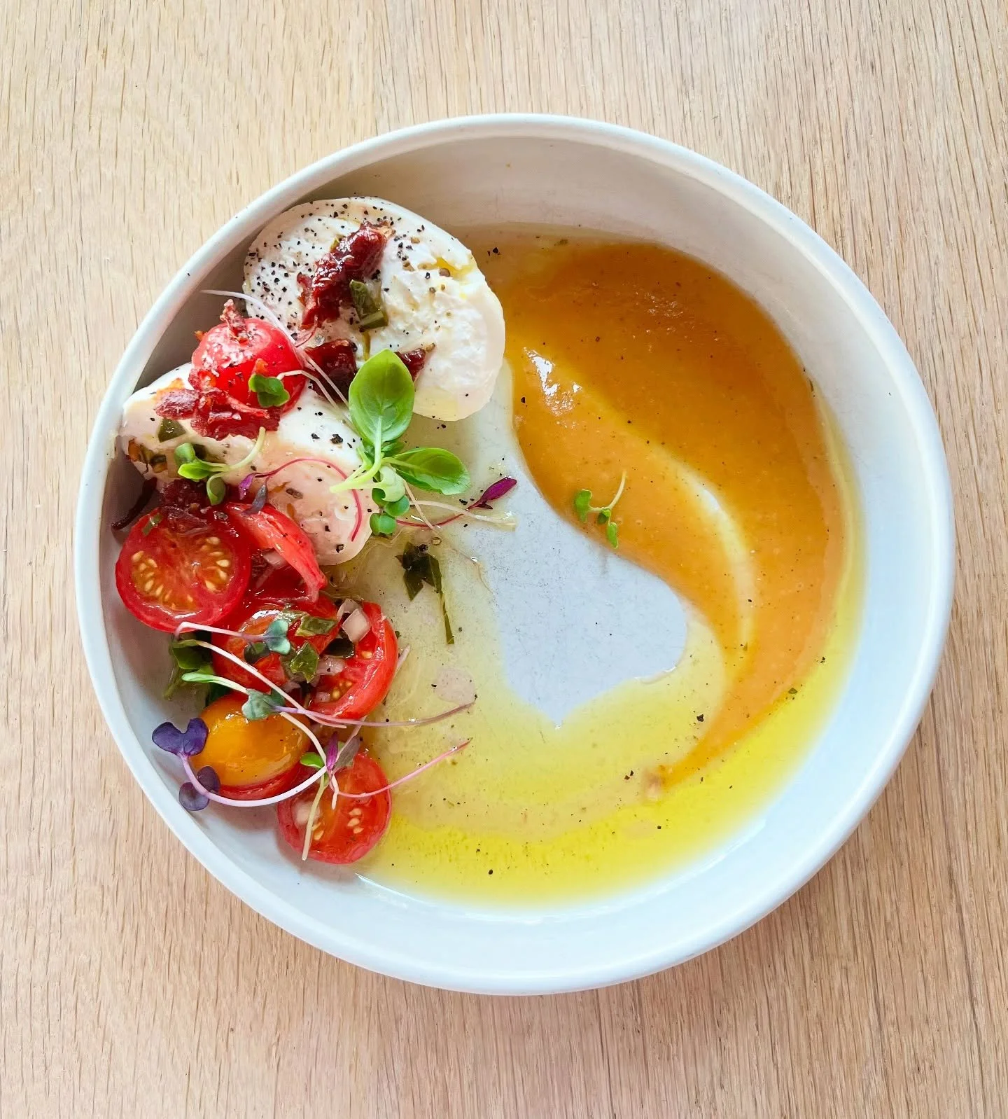 August = corn and tomato season! 🌽🍅

Introducing the newest additions to our menu: 
&bull;Burrata with roasted peach pur&eacute;e, marinated heirloom tomatoes, and crispy prosciutto
&bull;Corn bisque with butter poached lobster, basil, and chili oi