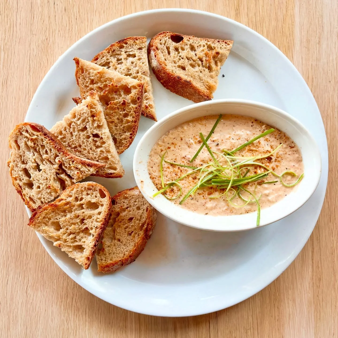 The newest addition to our lunch menu! 

Warm crabmeat dip with sourdough toast🦀
&bull;
&bull;
&bull;
&bull;
#featherandwedge #newengland #restaurant #rockportma #capeannma #northshorema #oceanviews #restaurantbythesea #crabmeat #dip