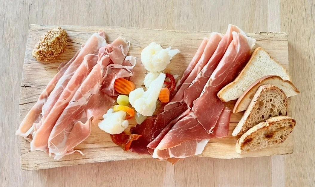 Tonight calls for a prosciutto board! 
Add a cheese plate for the perfect duo🧀
&bull;
&bull;
&bull;
&bull;
#featherandwedge #newengland #restaurant #rockportma #capeannma #northshorema #oceanviews #restaurantbythesea #rainydays #cozy #cheeseandmeat 