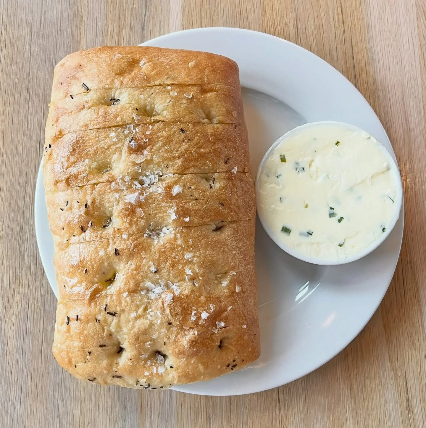 A moment for our focaccia bread!😍

Brushed with rosemary olive oil and garlic, topped with sea salt and served warm with chive butter!

It&rsquo;s addicting🤤
&bull;
&bull;
&bull;
&bull;
#featherandwedge #newengland #restaurant #rockportma #capeannm