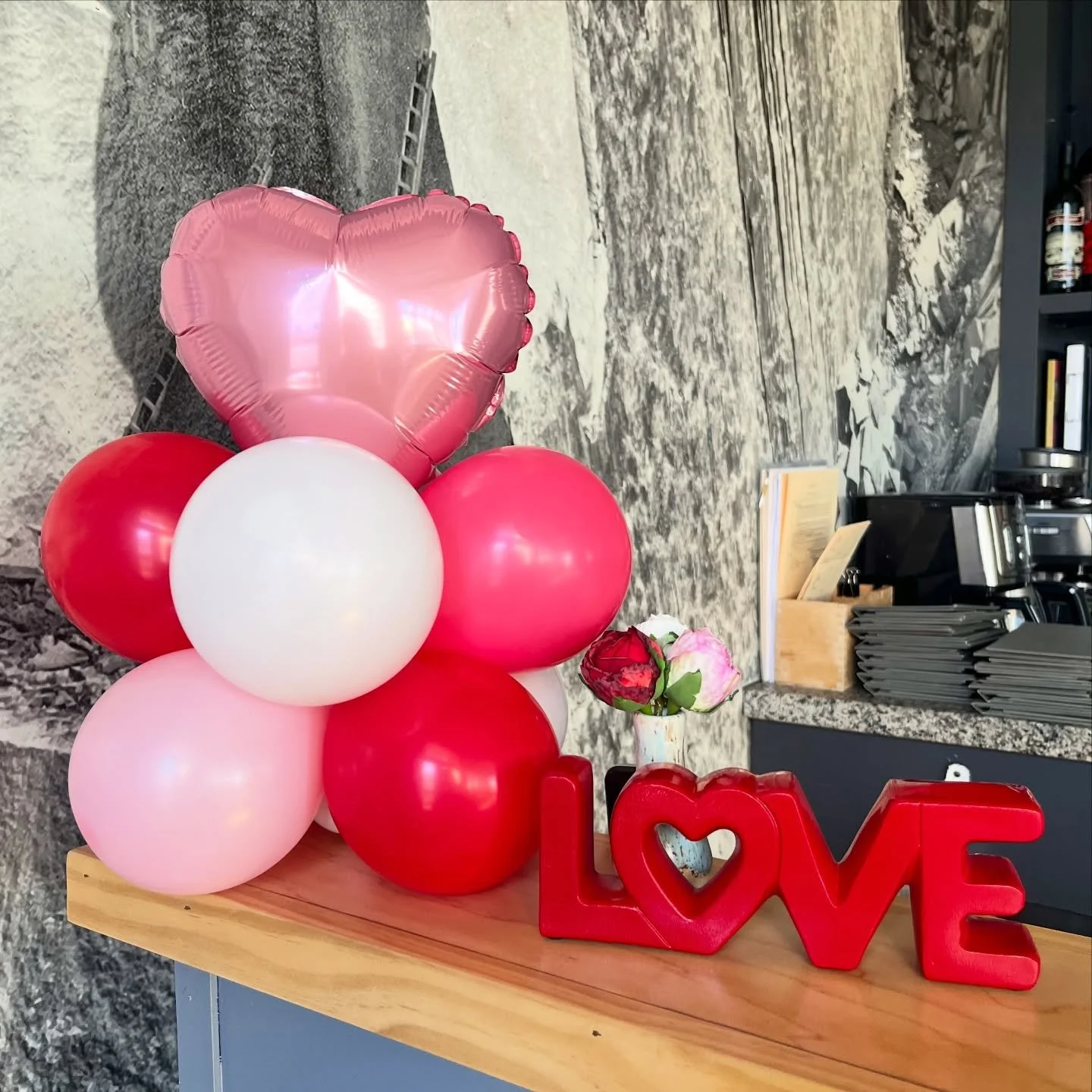 Happy Valentine&rsquo;s day!🩷🤍&hearts;️

Our chef&rsquo;s specials tonight:

&hearts;️ Raw bar platter for two - 4 oysters, 2 prawn cocktail, mussels escabeche, and white sturgeon caviar 

&hearts;️ Steak &lsquo;oscar&rsquo; for two - wagyu petite 