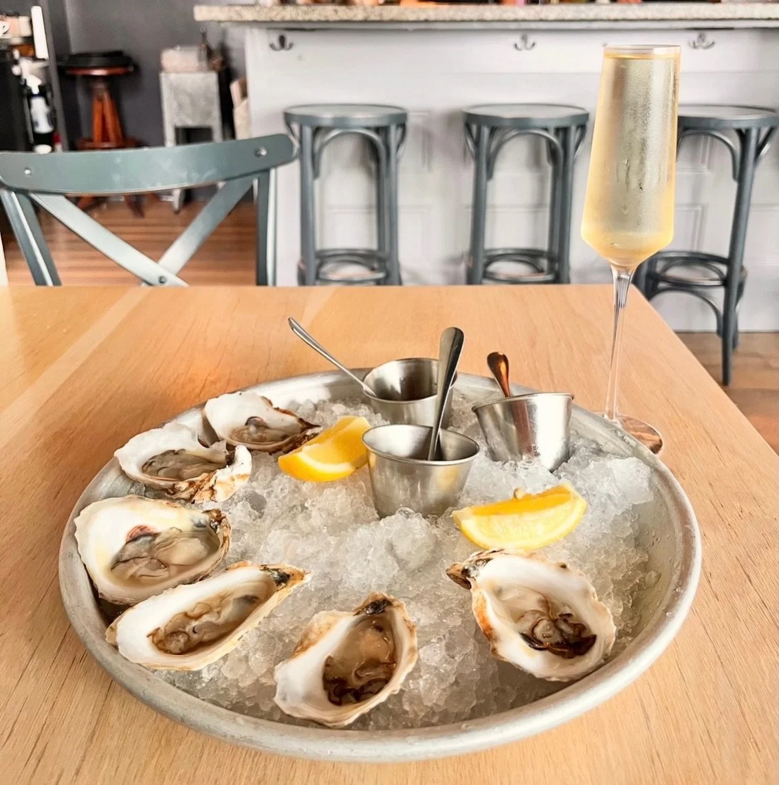 Thursdays are for 2 buck shucks!
Tonight we are serving savage blondes from Prince Edward Island🦪

Pair with champagne for the perfect combo🥂