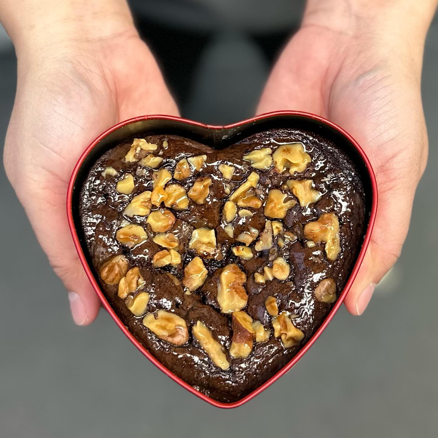 Love in every bite! Our heart-shaped brownies are the perfect sweet treat to share this Valentine&rsquo;s Day. Tag your sweetie! 💖🍫 #goldilockscanada #kumainkanaba #brownies #valentines