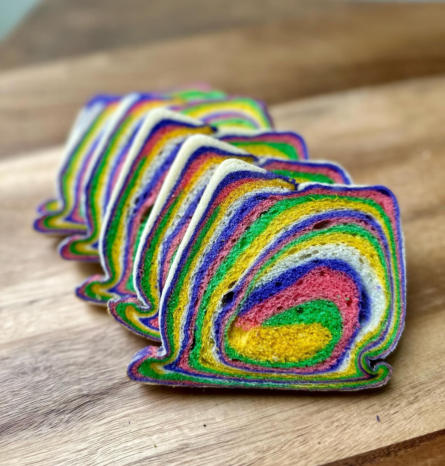 Slices of happiness! Rainbow Bread Loaf is here to add a pop of colour to your day 🌈 🍞 #goldilockscanada #kumainkanaba #color #rainbow