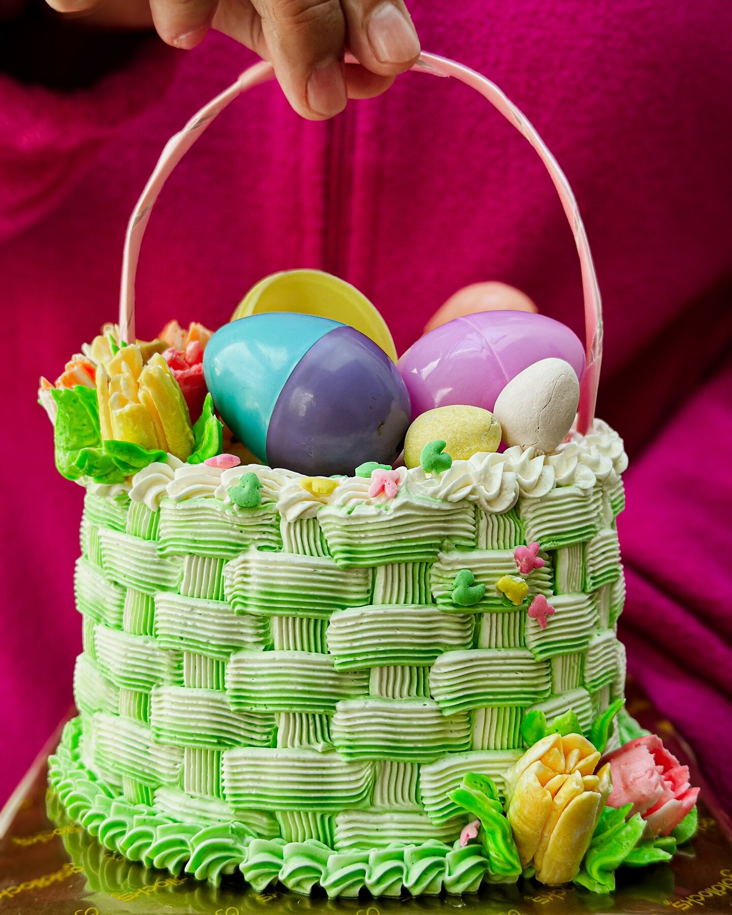 Hop into Easter with our adorable Easter Egg Basket cakes! 🐰 🥚 🍰 perfect for adding a touch of Easter joy to your celebrations! 🌹 #goldilockscanada #kumainkanaba #easter #eastereggs