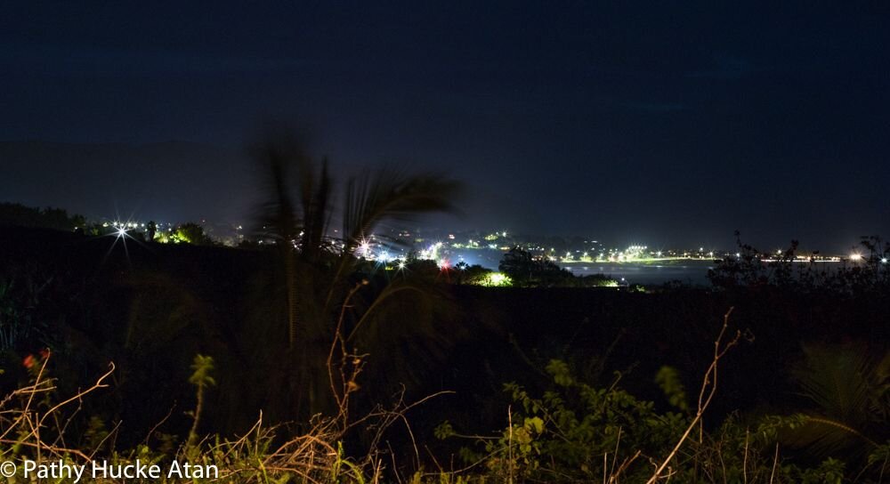 vue de nuit sur la baie du village d hanga roa.jpg
