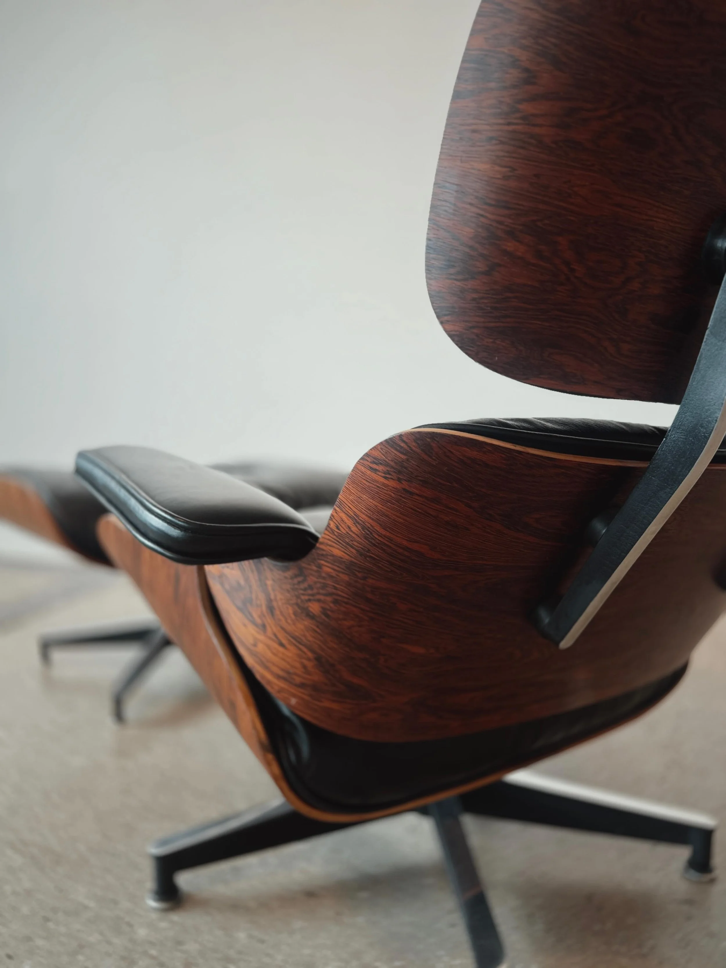 An icon in exceptional vintage condition! Early rosewood Eames lounge now available&hellip;