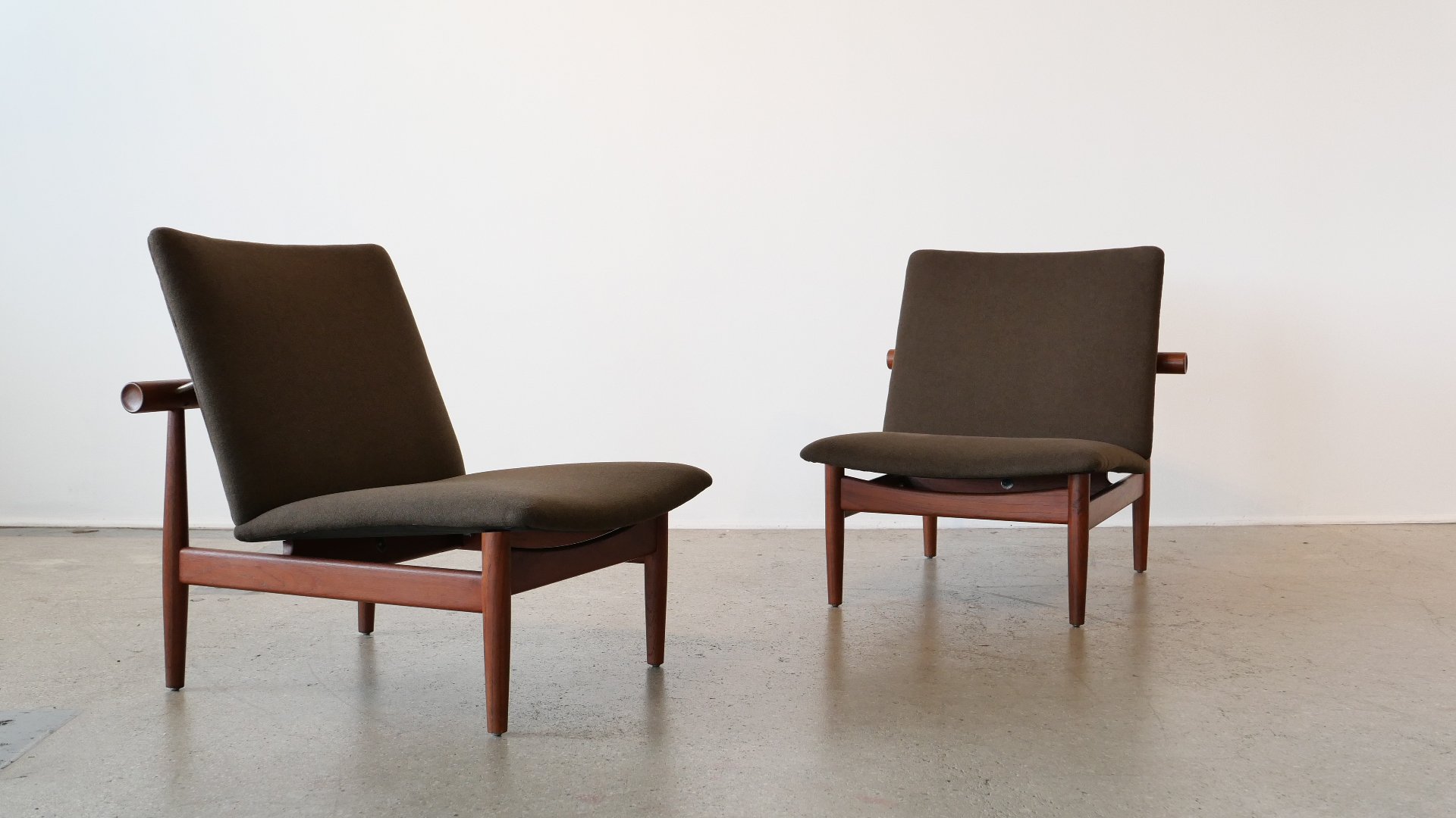 Pair of Japan Lounge Chairs (model F675) by Pierre Paulin for Artifort France 1963
