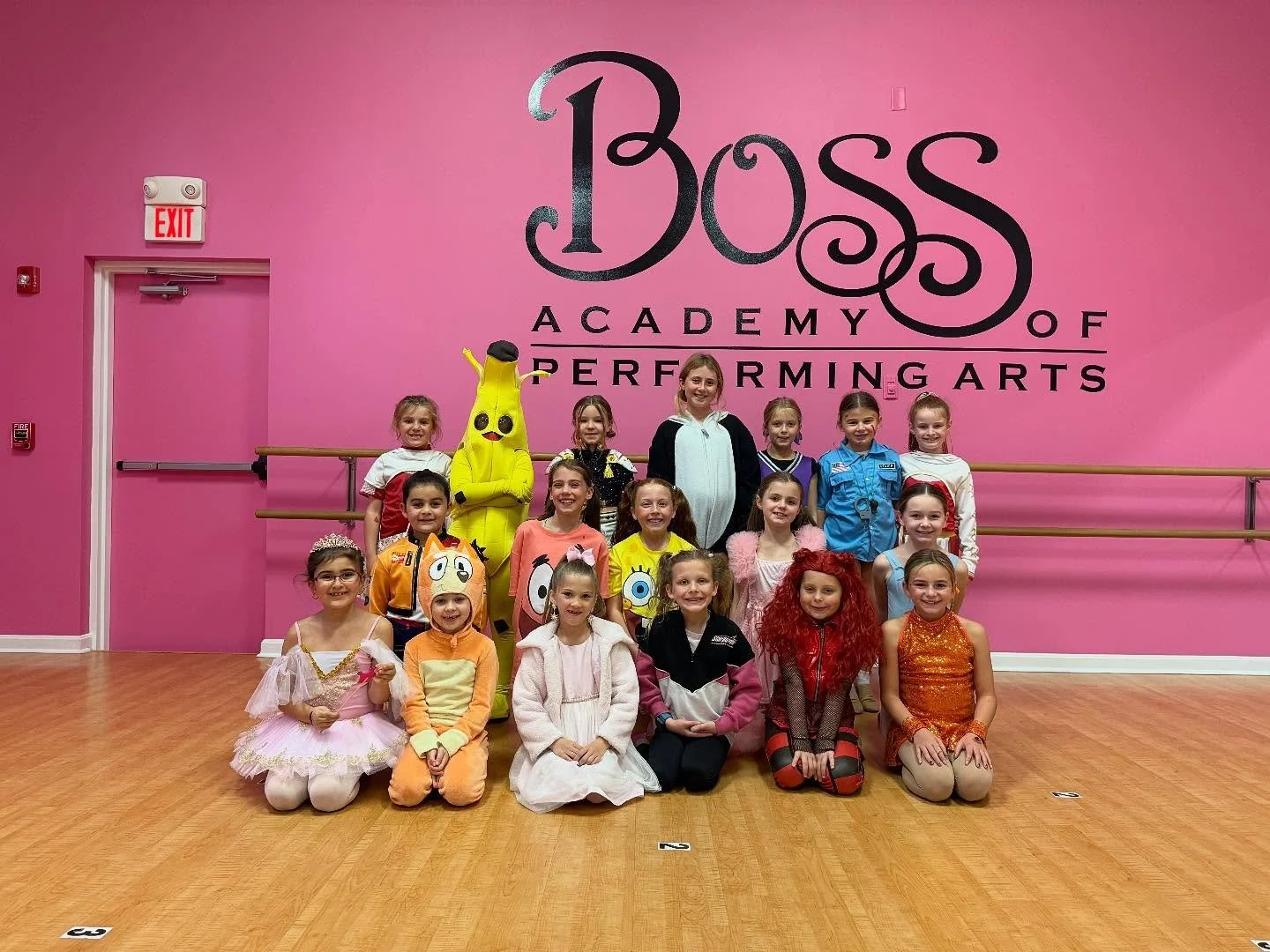 Monday night had some fang-tastic costumes!!!🖤🩷