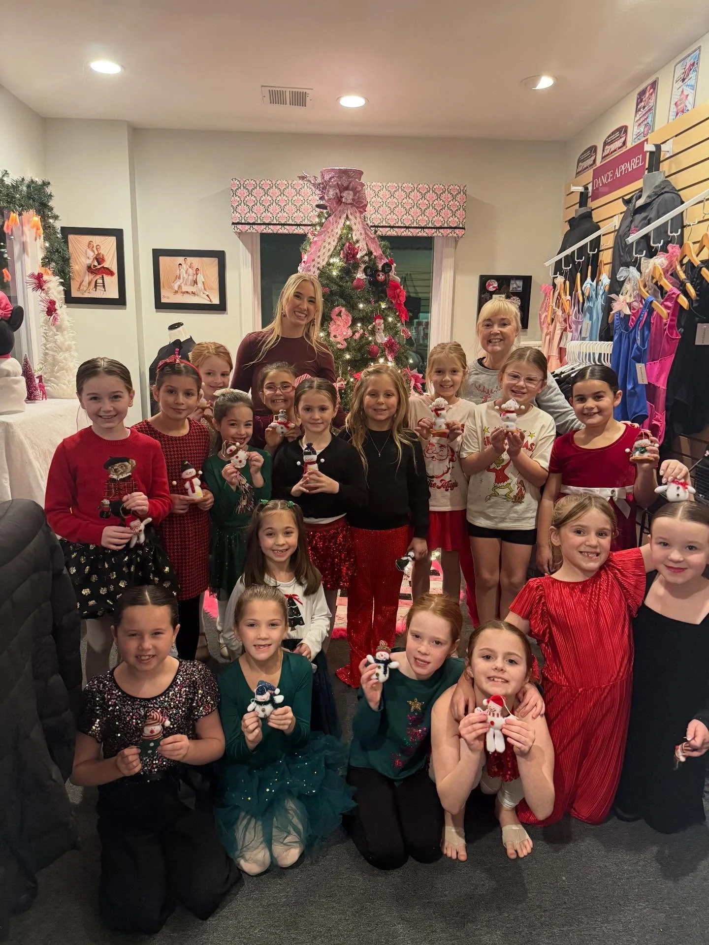 Yesterday was the start of our holiday celebrations!! We saw our combo 3 and 4 kids perform their dances and continued the celebrations with intermediate and advanced ballet classes💚❤️ #happyholidays #likeaboss