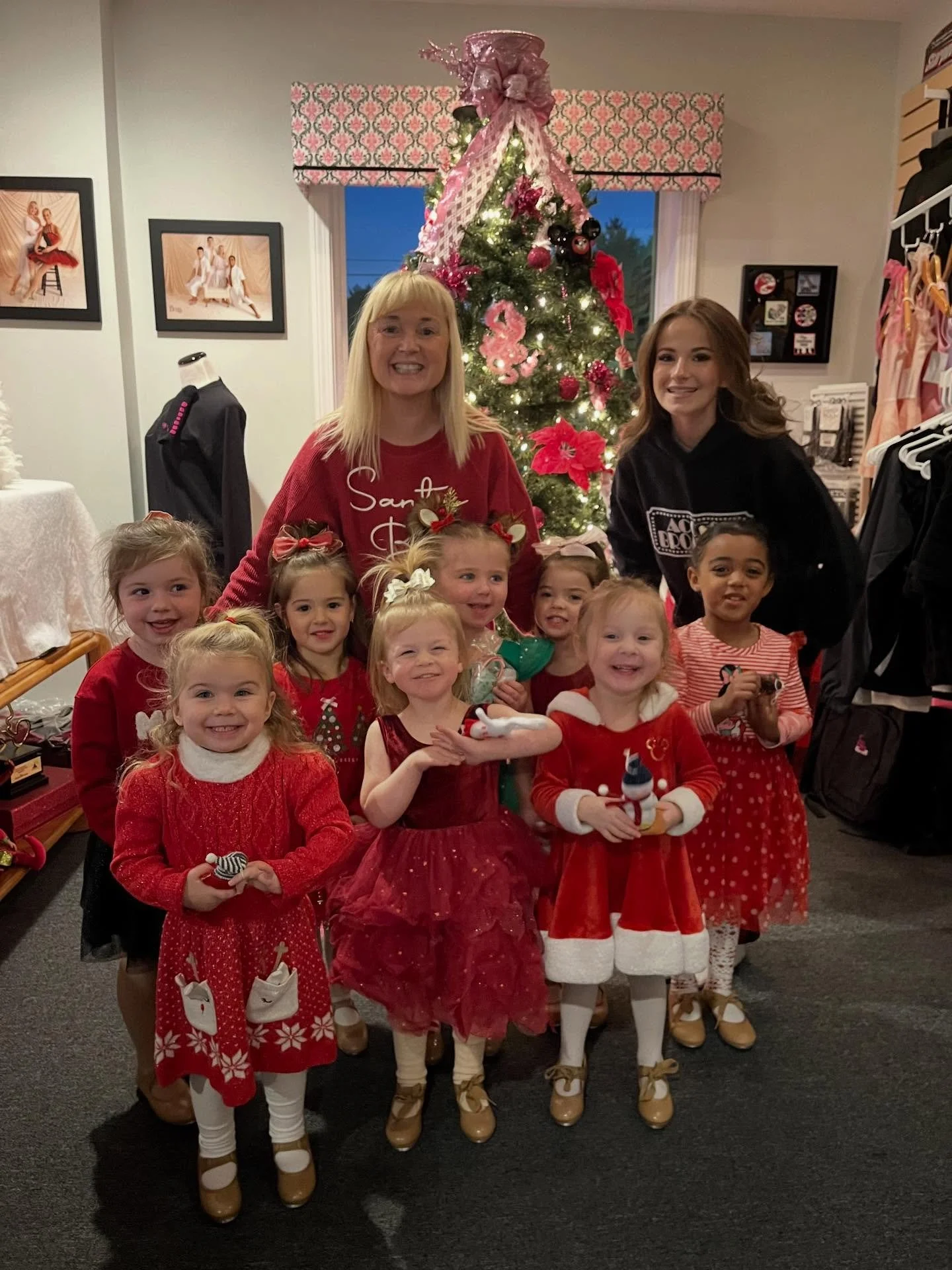 The holiday celebrations continued yesterday with Tiny Tots, Combo 1, and beginning jazz💚❤️ #happyholiday #likeaboss