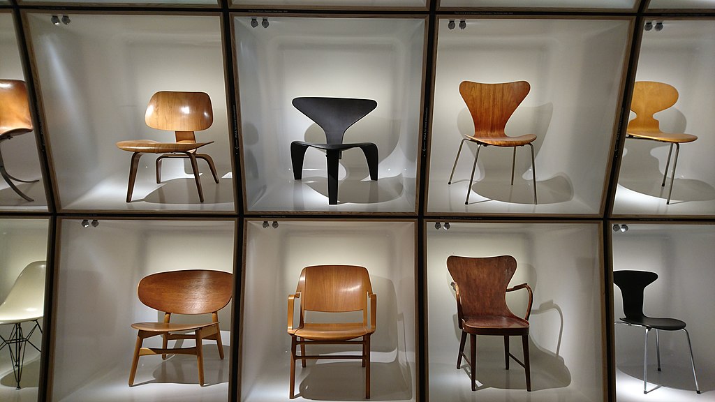 1024px-Chairs_in_The_Danish_Museum_of_Art_&_Design.jpg