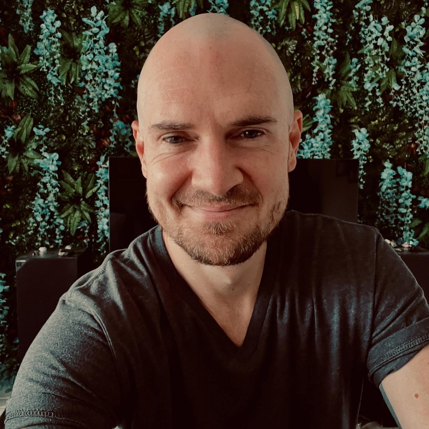 ☀️ Happy Solstice! I released an album last week called &lsquo;Waves,&rsquo; have you heard it yet? It&rsquo;s a meditative, peaceful instrumental album featuring the gorgeous violin playing of @violin_tim heard and mixed/mastered by @pdilloncurry.

