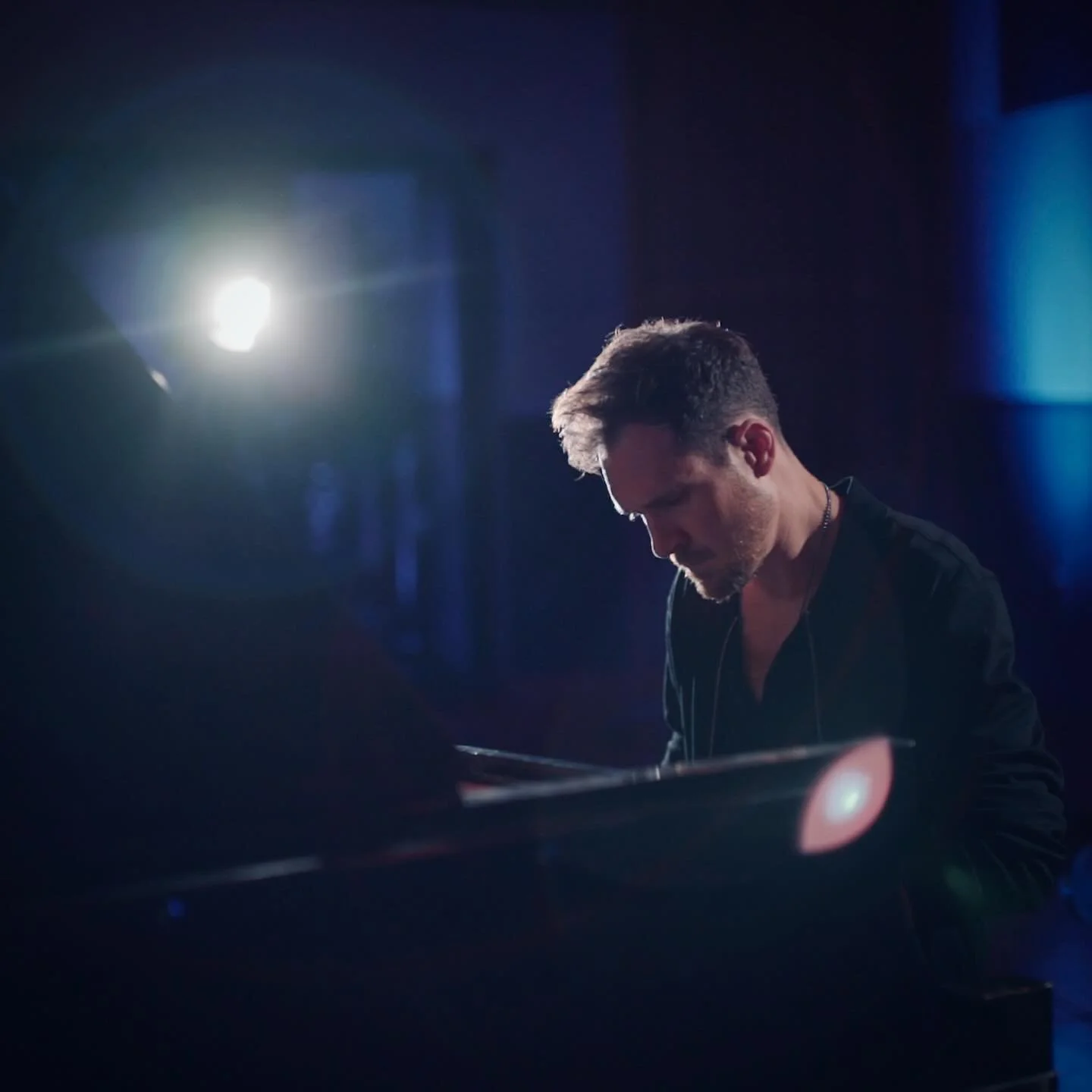 🎵 &ldquo;Autumn shows us how beautiful it is to let things go.&rdquo;

Today, I&rsquo;m thrilled to share the release of my song &ldquo;To Let It Go (Live at Silent Zoo).&rdquo;

This piece has been close to my heart for years&mdash;it&rsquo;s one I