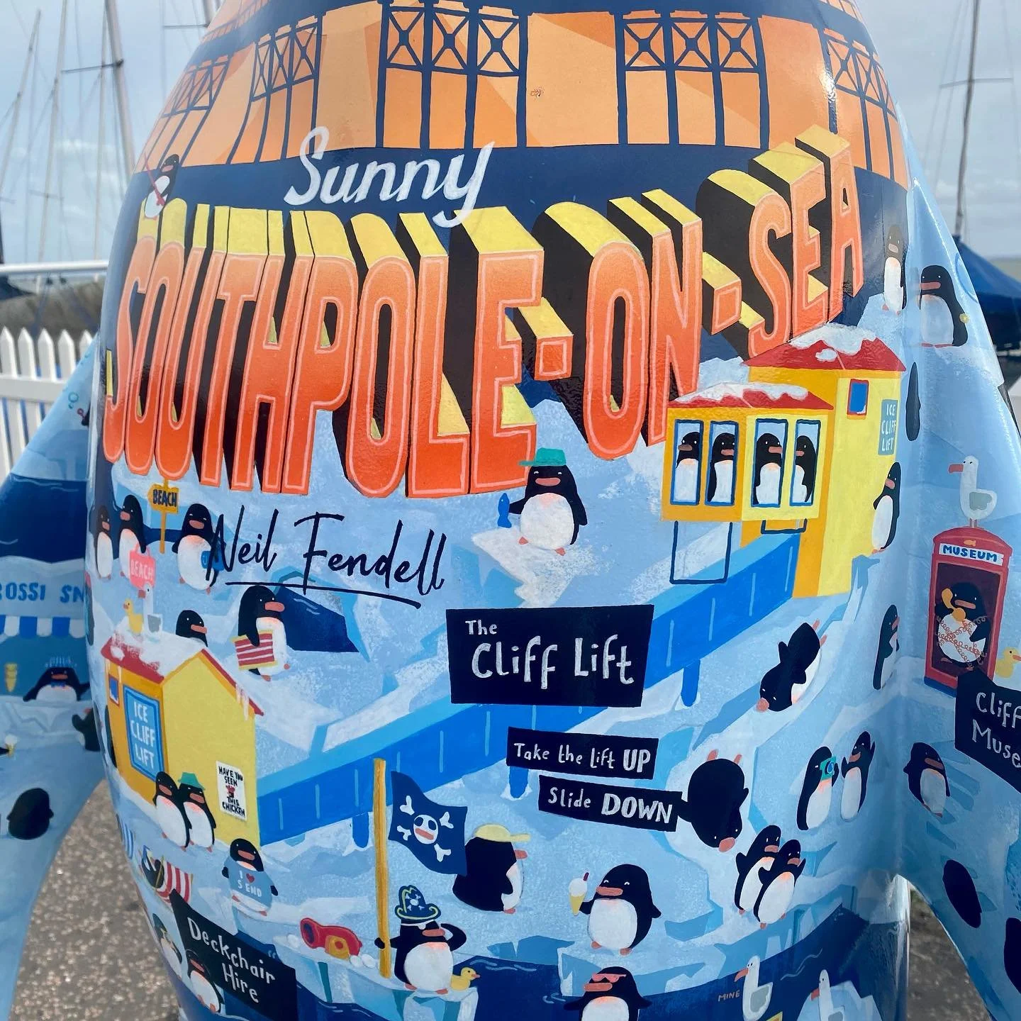 I said goodbye to Sunny before he leaves his post on the seafront. What a fantastic event @waddleonsea has been! I feel everyone has really enjoyed having the penguins in Southend and Leigh. It has been a real pleasure to part of it.
#sunnysouthpole