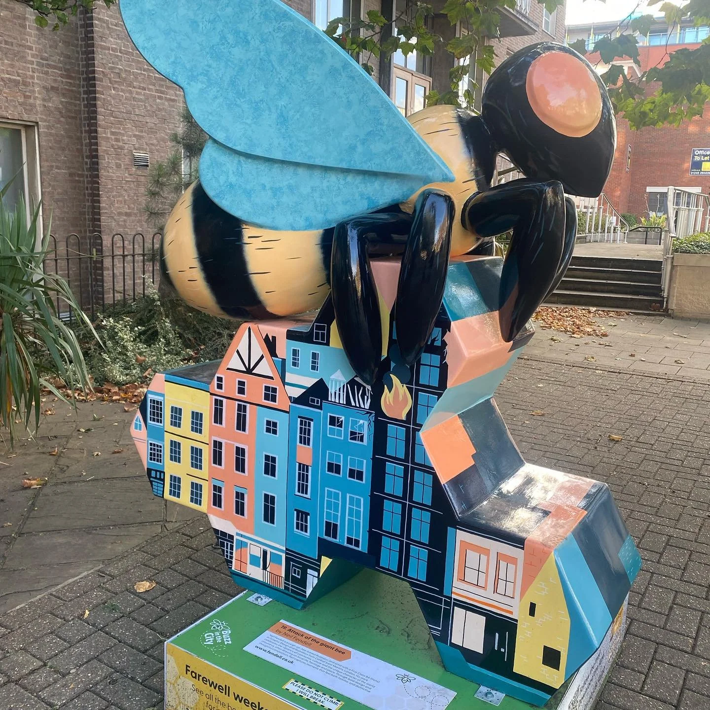 Attack of the Giant Bee…. Aaaah! 
This very unique sculpture, designed by me, will also be up for auction tomorrow to raise funds for Fareleigh Hospice, along with a whole swarm of unique works of art.
@fhbuzzinthecity @farleighhospice #buzzi