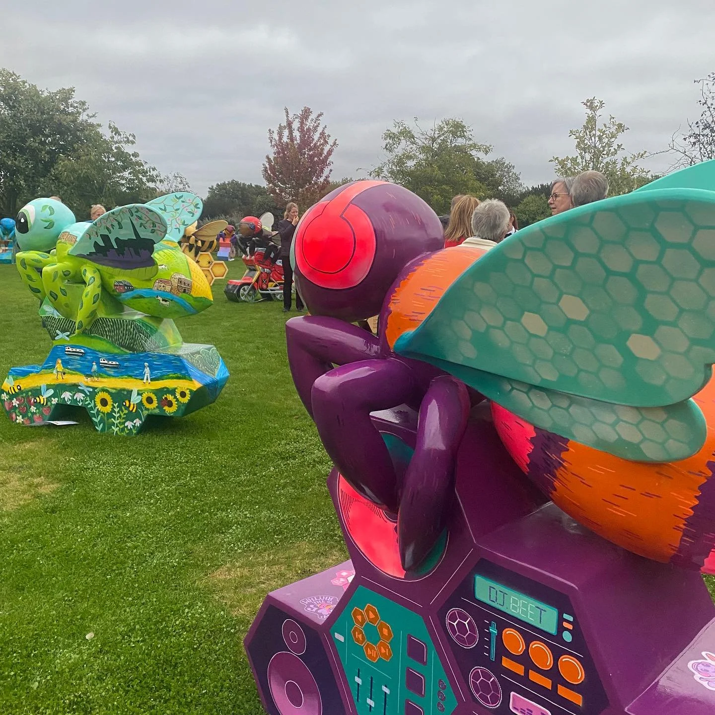 The buzz at the Buzz in the City auction was electric! Was a privilege to attend and see the support for Farleigh Hospice. @fhbuzzinthecity @farleighhospice 
DJ Beet sold for £1,200 and Attack of the Giant Bee sold for £1,700 !
A fantas