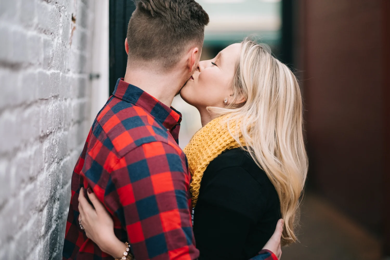 couple kissing in leesburg engagement session