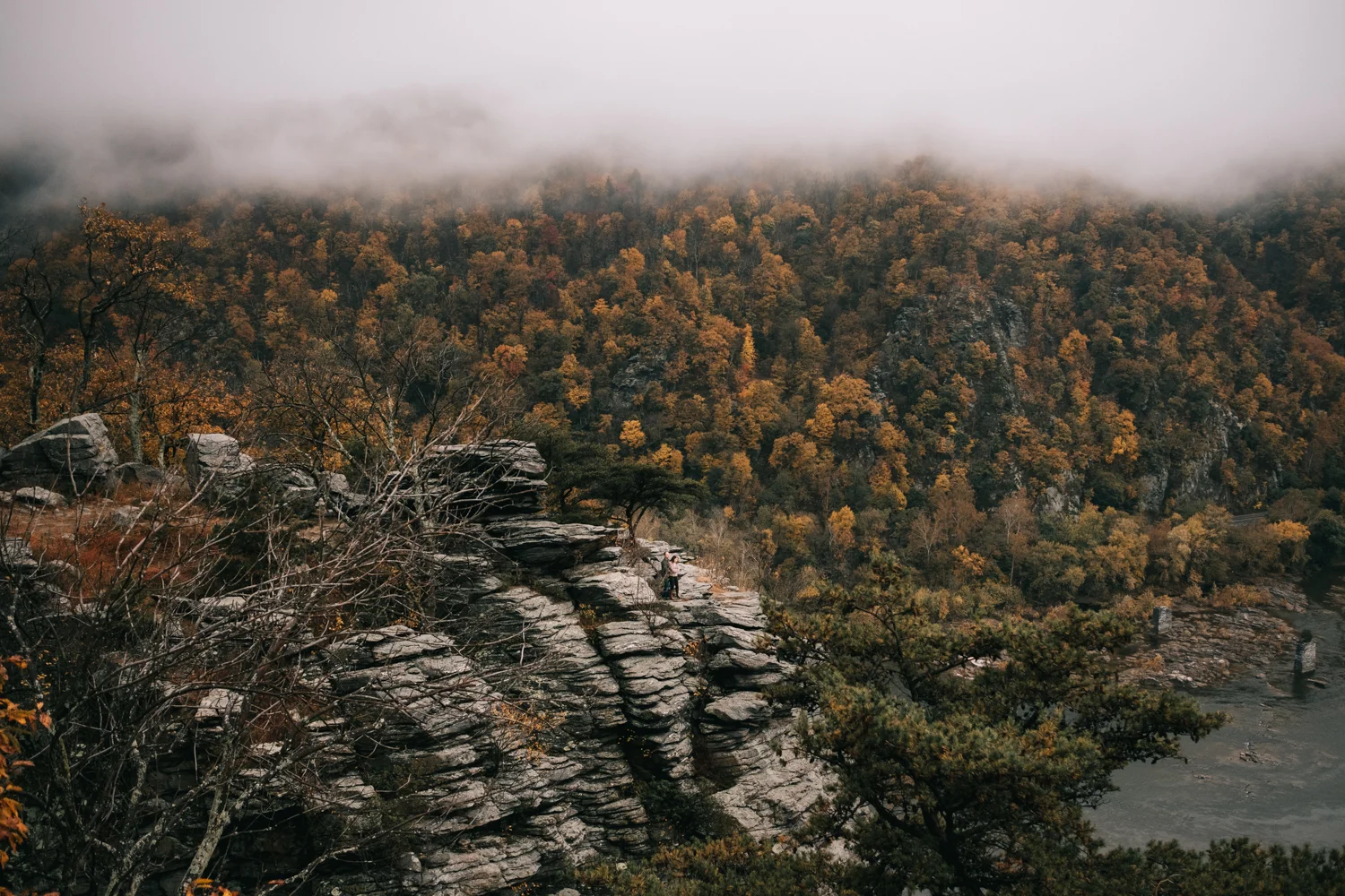 harpers ferry maryland heights couple stands on the cliffs