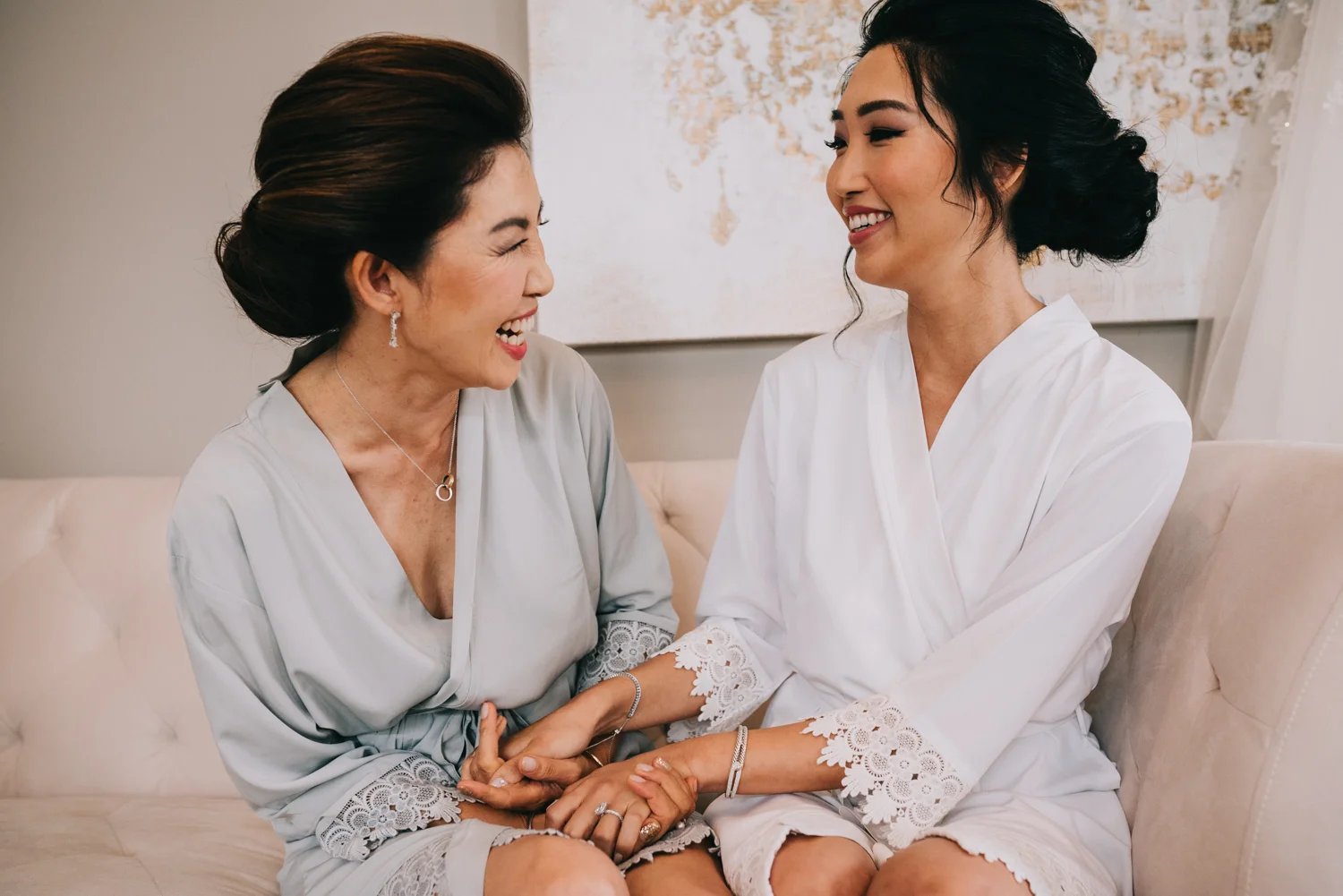 wedding mother daughter getting ready