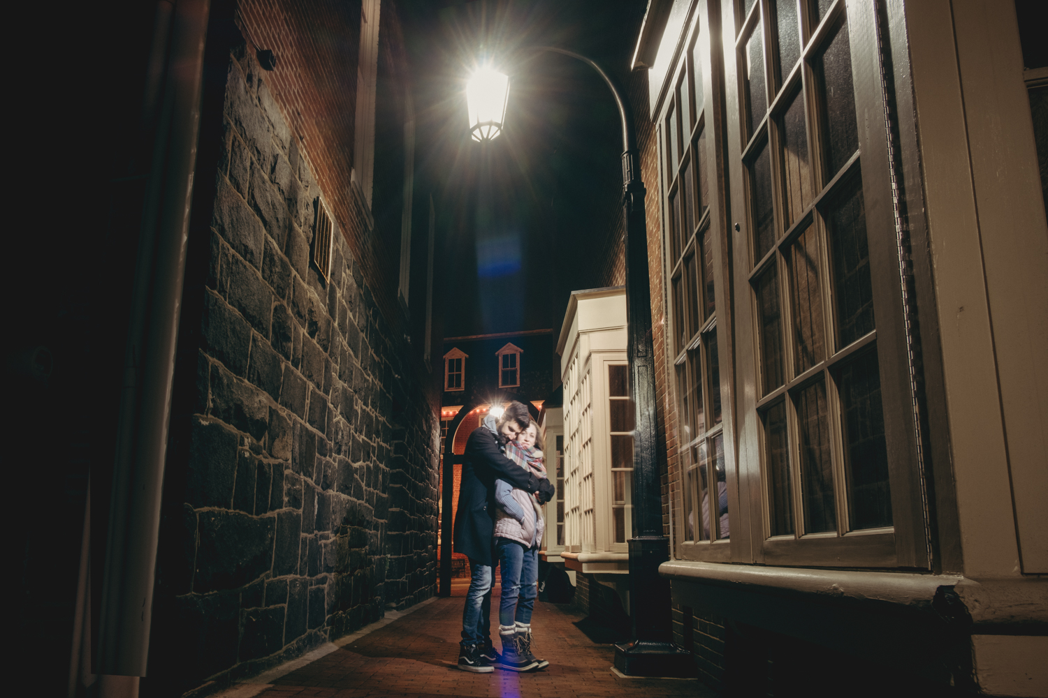 leesburg virginia couple portraits at night in the historic district