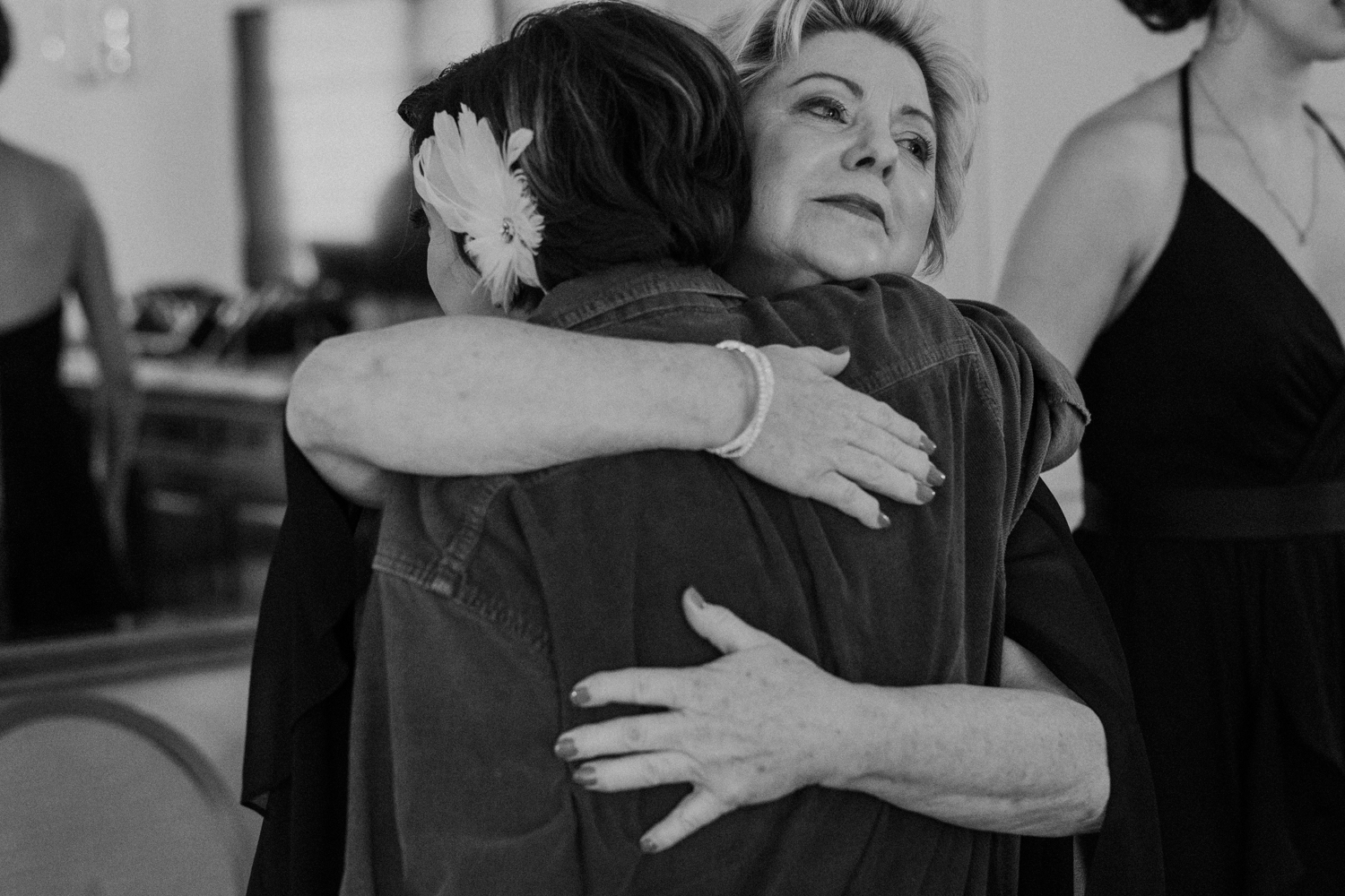 bride and mom embrace before wedding