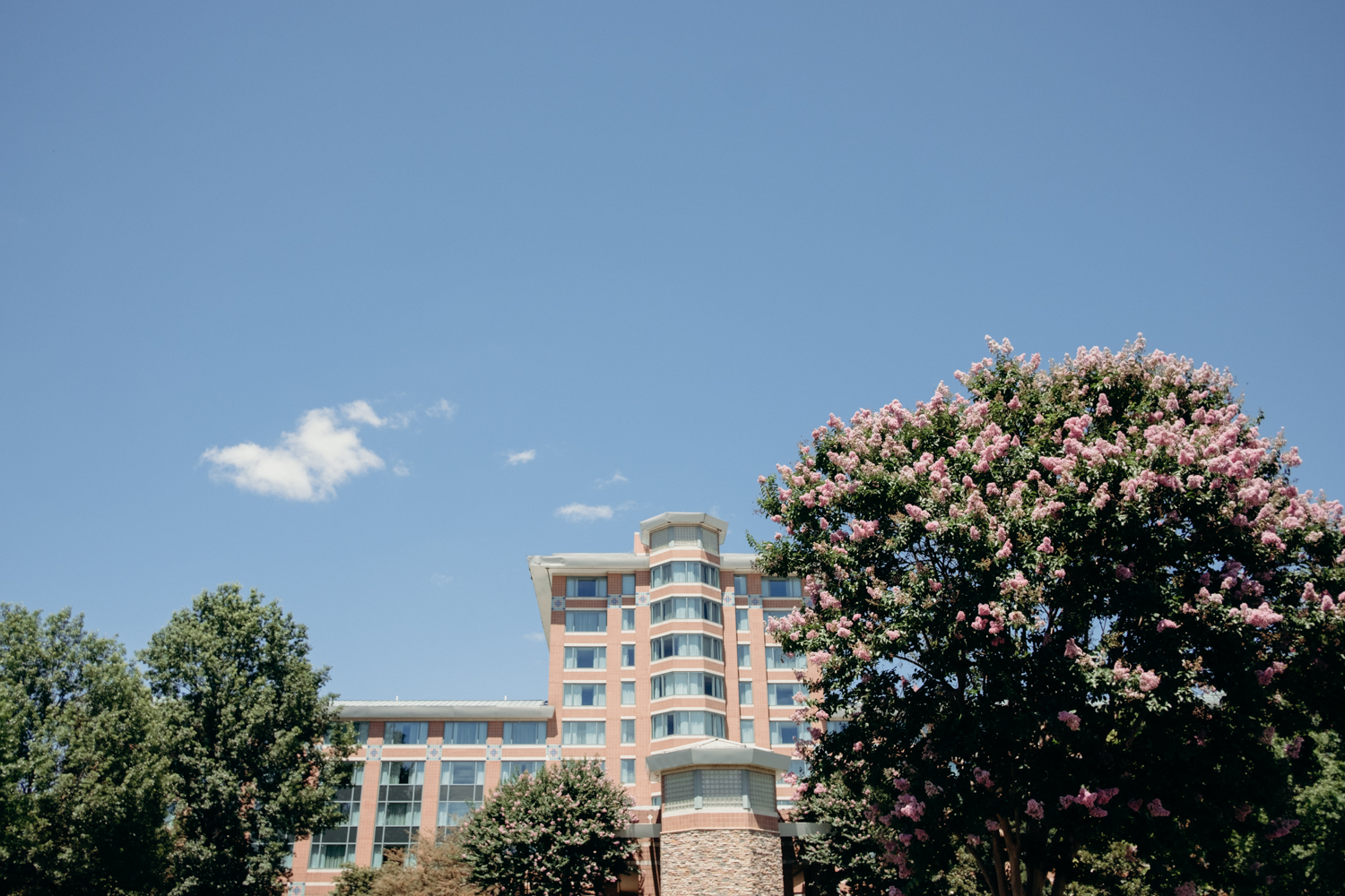 A view of the front of Lansdowne Resort on a sunny summer day.