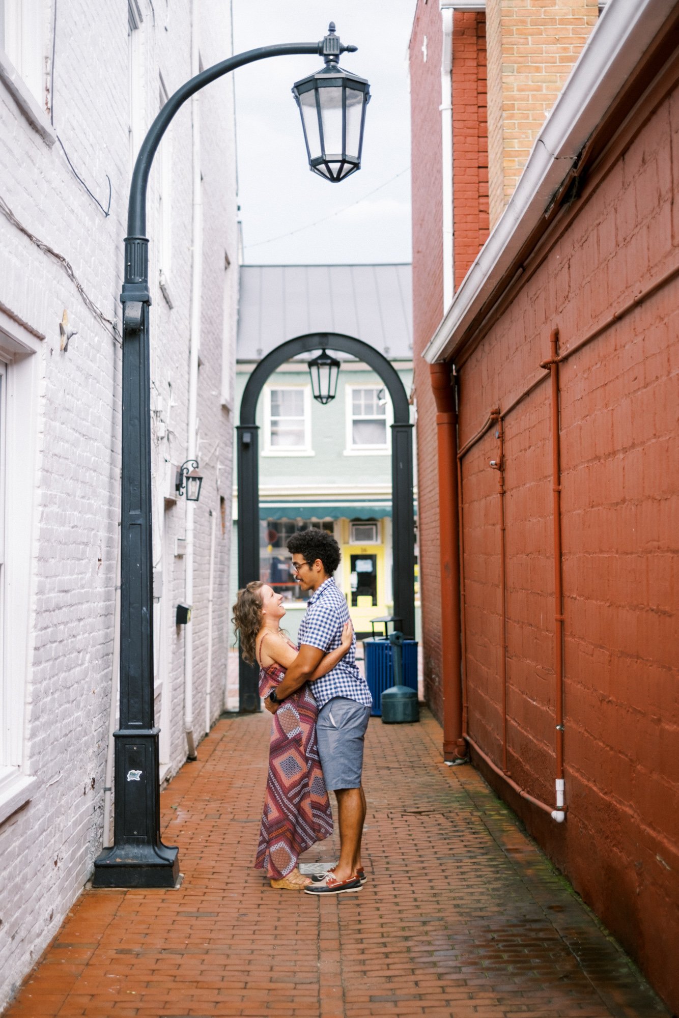 downtown leesburg engagement session couple in alleyway under lamp post