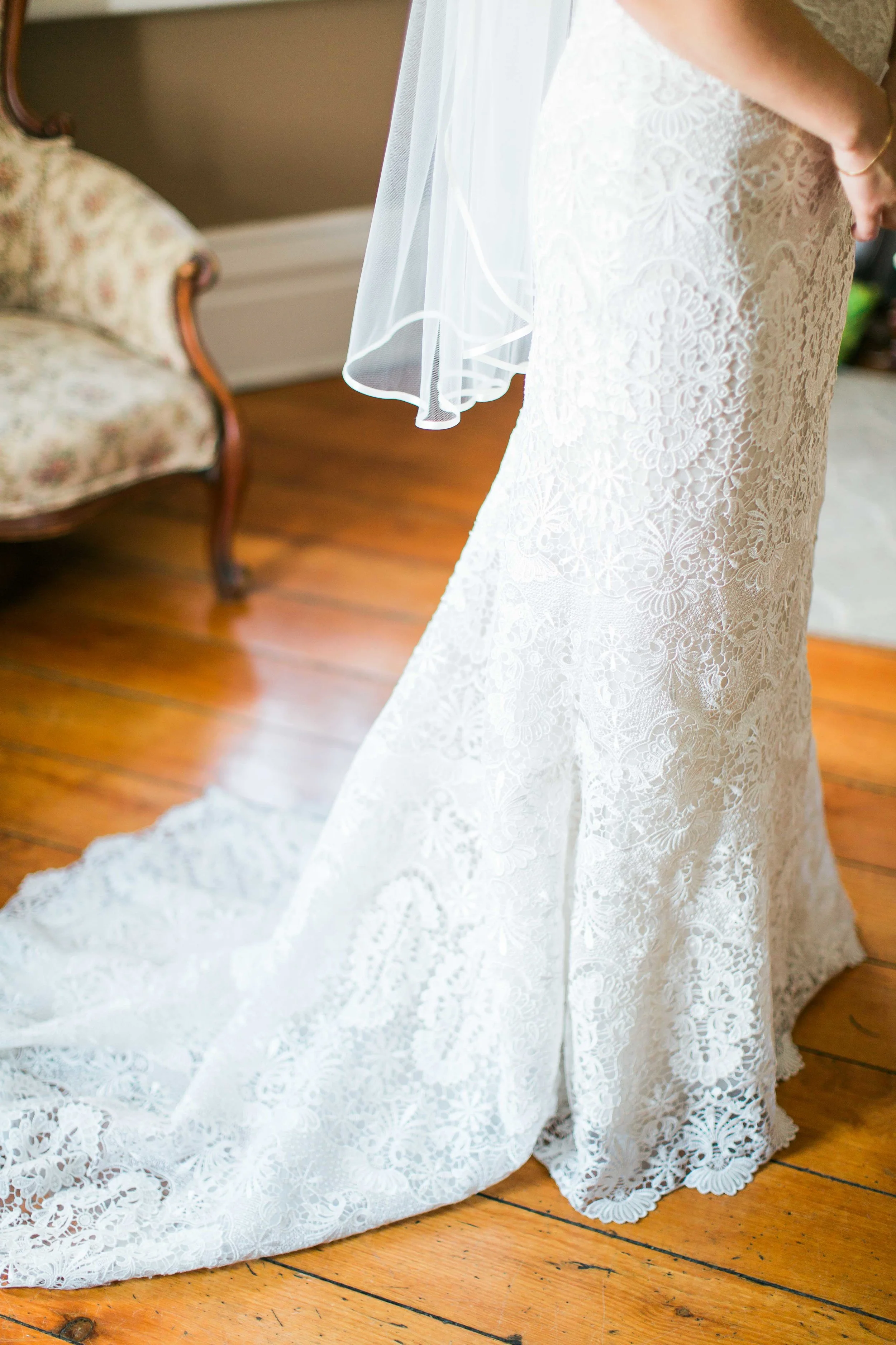 Bride getting ready in Breadalbane Inn in Fergus Ontario