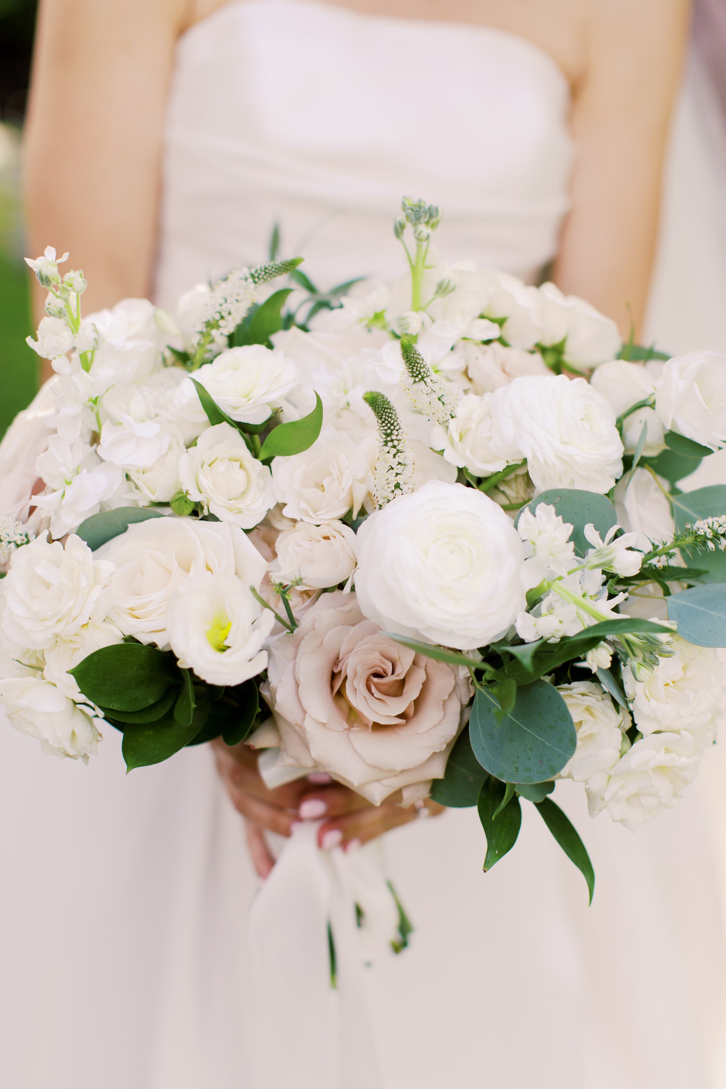 brittany-williams-photography-white-pink-bouquet.jpg