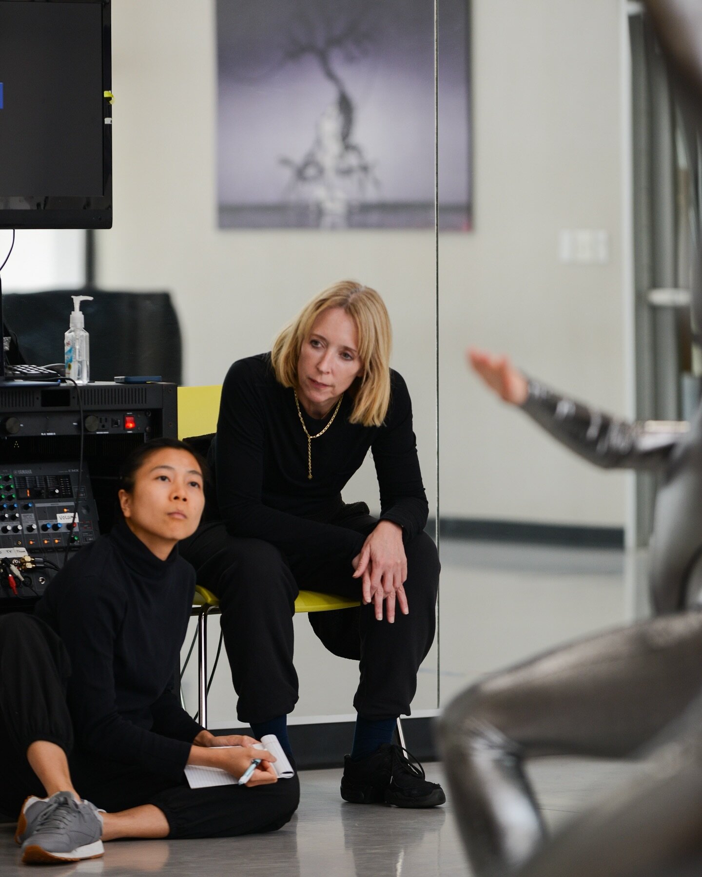 Director-choreographers at work // Congratulations to Performa/Dance artistic director Jennifer Hart and assistant director Alexa Capareda for premiering new works for Ballet Austin TWO and the Butler Fellowship dancers last week!

rehearsal photo by