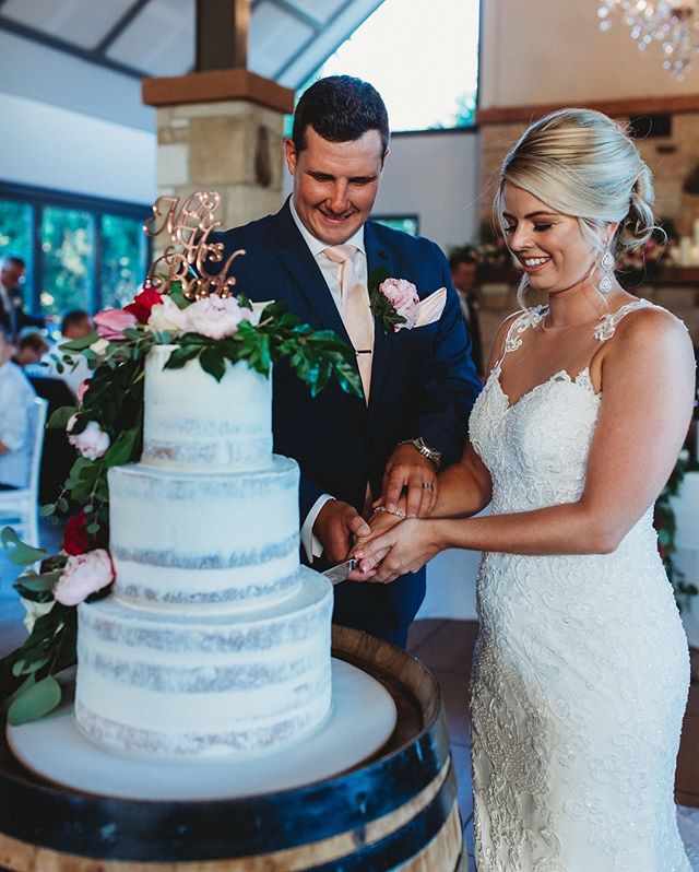 Daisy &amp; Phil ✨ To see more from this beautiful wedding, visit our blog via the link in our bio ✨⠀⠀⠀⠀⠀⠀⠀⠀⠀
.⠀⠀⠀⠀⠀⠀⠀⠀⠀
.⠀⠀⠀⠀⠀⠀⠀⠀⠀
Florals &amp; Styling:@peoniesboutiqueweddings &bull; Ceremony &amp; Reception Venue: @enzohuntervalley &bull; Photogr