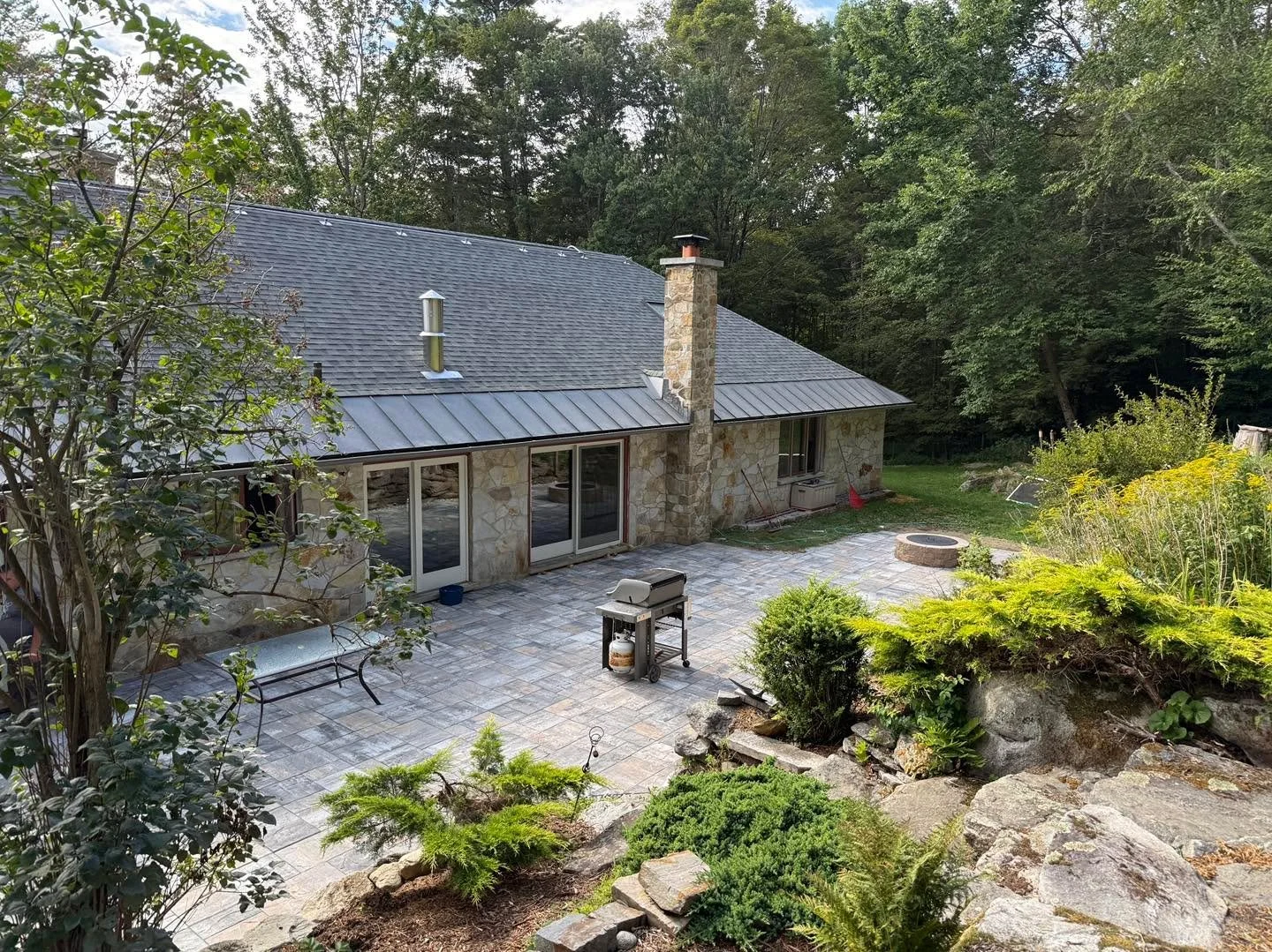DIY special! This patio has a mix of XL Limestone Quarry Blend and XL Stone Harbor by @cambridgepavers for an original look! We offer a variety of colors to help you create your perfect backyard patio.