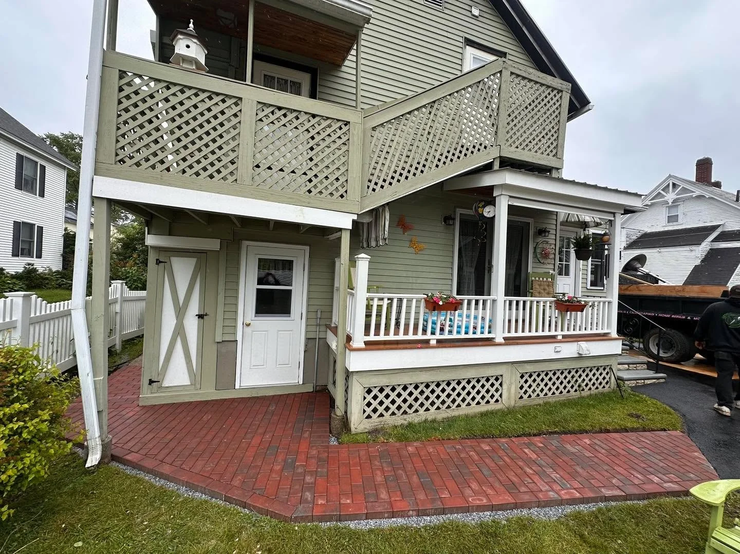 A classic walkway look with 4x8 Holland Ruby Onyx from @cambridgepavers  built by Meticulous LLC

#pavers #walkways #hardscaping #homeimprovements